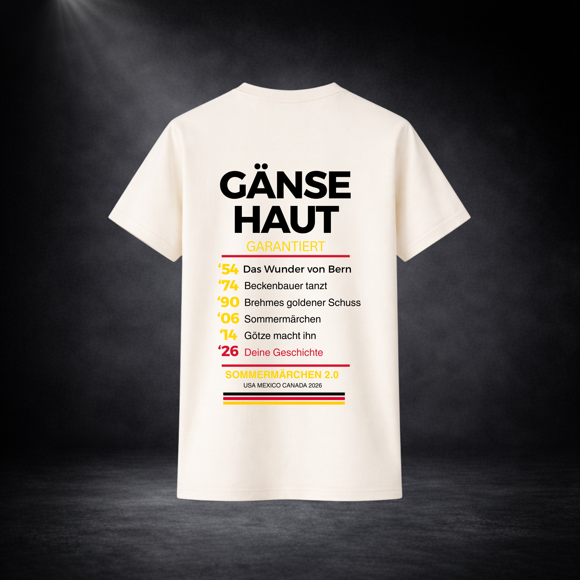 Beiges Deutschland Fußball T-Shirt Rückseite mit „Gänsehaut garantiert“ WM 2026 Print, Fan Shirt mit legendären WM Momenten in Schwarz-Rot-Gold, cleanes Produktbild vor dunklem Studiohintergrund