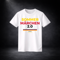 Weißes Deutschland WM 2026 T-Shirt mit „Sommermärchen 2.0“ Schriftzug in Schwarz-Rot-Gold, minimalistisches Frontdesign, freigestelltes Produktbild auf dunklem Hintergrund