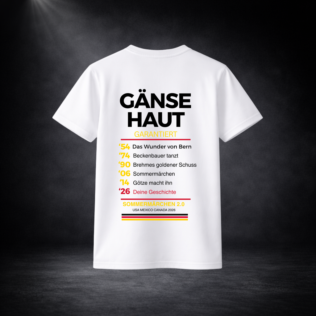 Weißes Deutschland Fußball T-Shirt Rückseite mit „Gänsehaut garantiert“ Print, WM 2026 Fan Shirt mit historischen WM Momenten und Schwarz-Rot-Gold Design auf dunklem Studio Hintergrund