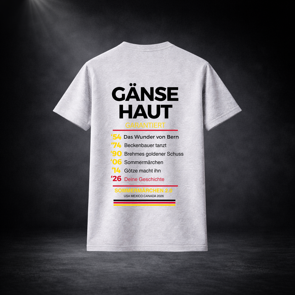 Graues Deutschland Fußball T-Shirt Rückseite mit „Gänsehaut garantiert“ WM 2026 Print, Fan Shirt mit historischen WM Momenten in Schwarz-Rot-Gold, cleanes Produktbild vor dunklem Studiohintergrund