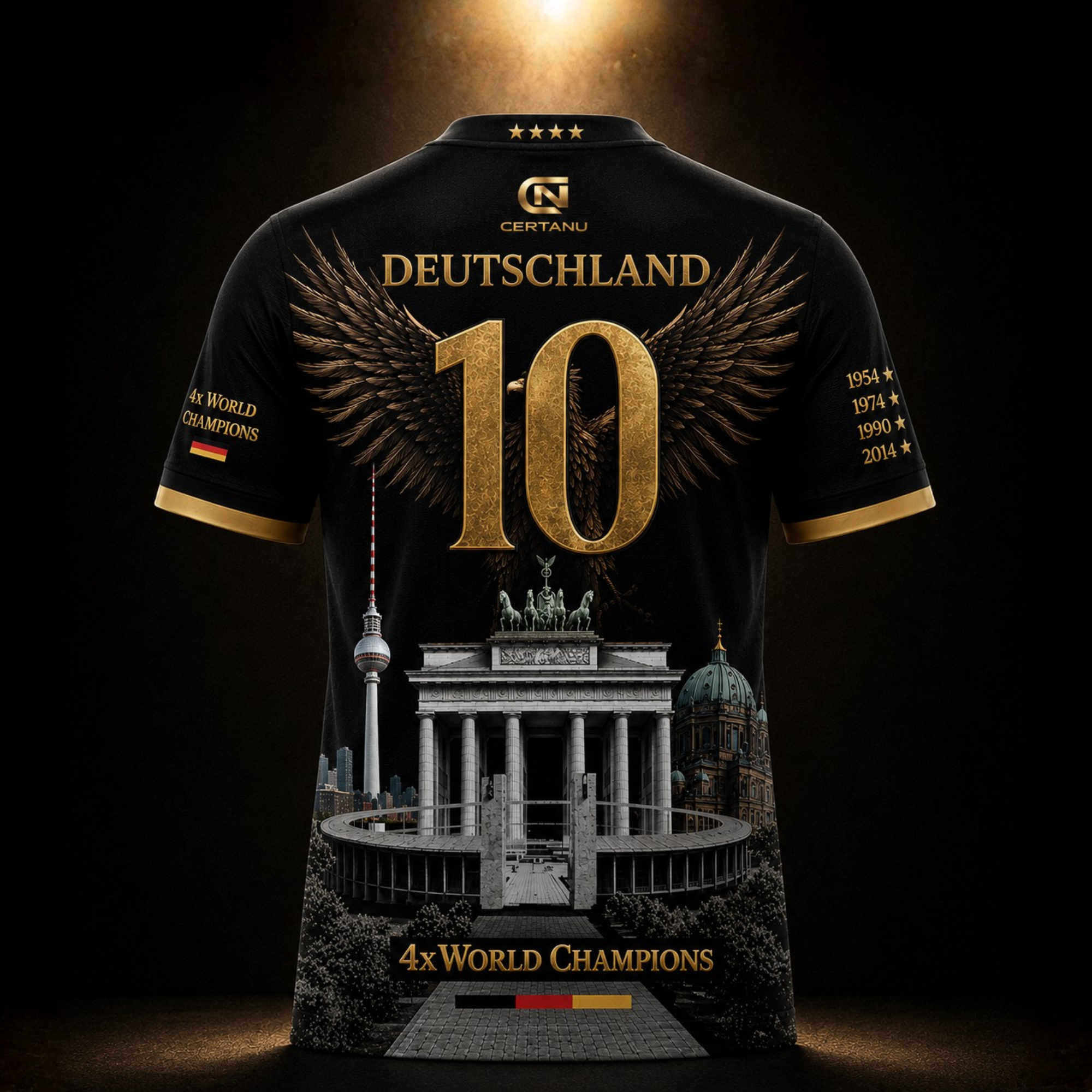 Rückansicht eines exklusiven schwarzen Deutschland Fußball Fan-Shirts von CERTANU mit großer goldener Nummer 10 und ausgebreiteten Adlerflügeln. Oberhalb der Nummer steht der Schriftzug „DEUTSCHLAND“, darunter befinden sich das Brandenburger Tor, der Berliner Fernsehturm, der Berliner Dom sowie ein modernes Fußballstadion in einem hochwertigen Schwarz-Gold-Design. Die Ärmel zeigen die vier Weltmeisterjahre 1954, 1974, 1990 und 2014 sowie den Schriftzug „4x World Champions“. Goldene Akzente, vier Sterne am K
