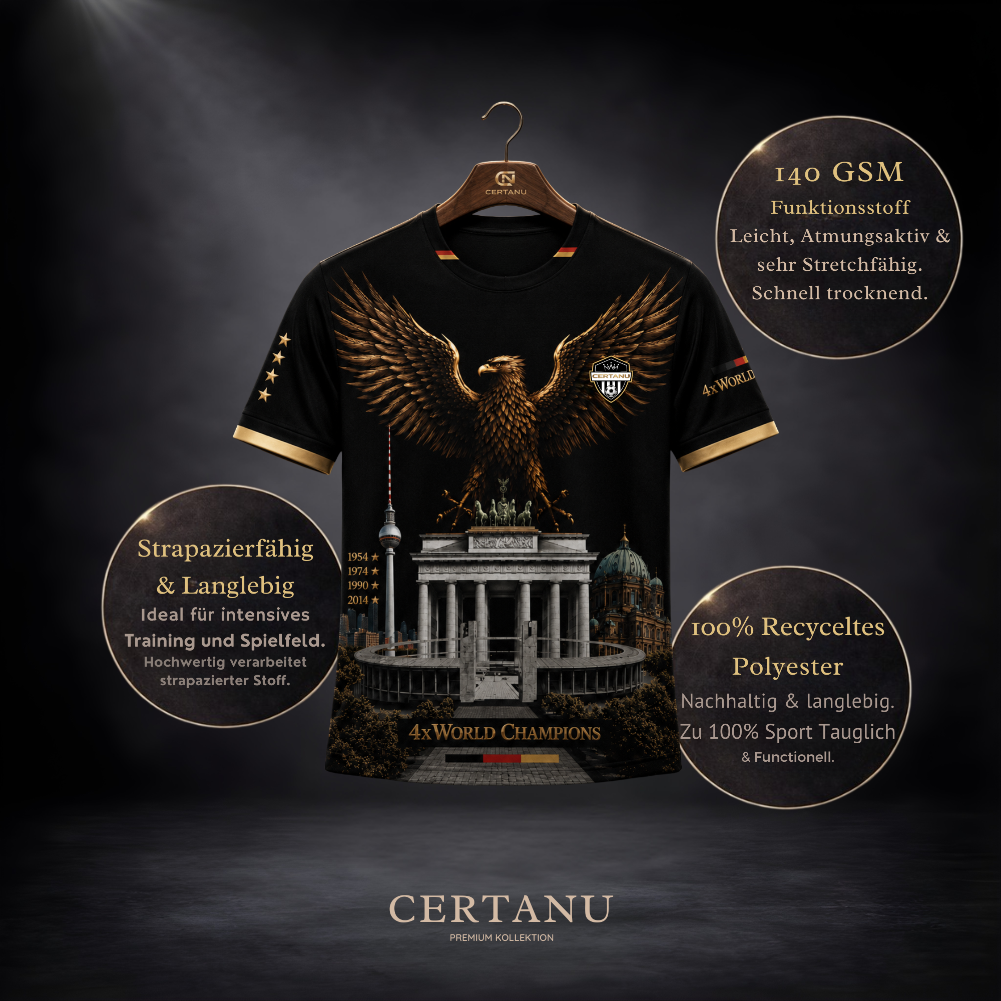 Infografik eines schwarzen Deutschland Fußball Funktionsshirts von CERTANU auf einem Holzkleiderbügel vor dunklem Studiohintergrund. Das hochwertige Design zeigt einen goldenen Adler über dem Brandenburger Tor, Berliner Fernsehturm, Berliner Dom und einem Fußballstadion. Die Jahreszahlen 1954, 1974, 1990 und 2014 erinnern an die vier Weltmeistertitel Deutschlands. Goldene Details und die Aufschrift „4x World Champions“ verleihen dem Shirt einen luxuriösen Fußball-Streetwear-Look. Zusätzliche Informationsfel