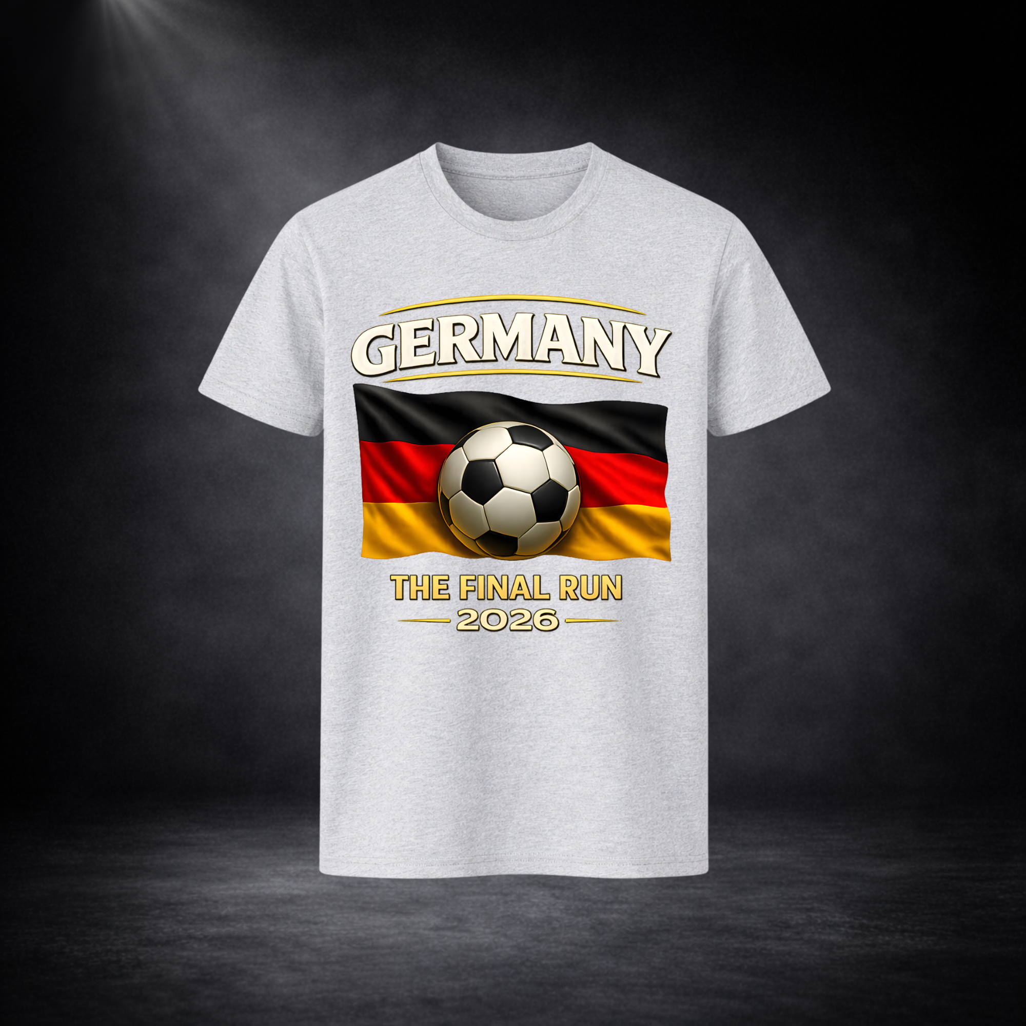 Graues T-Shirt mit Deutschland-Design: „GERMANY“, deutsche Flagge mit Fußball sowie „THE FINAL RUN 2026“, vor dunklem Studio-Hintergrund