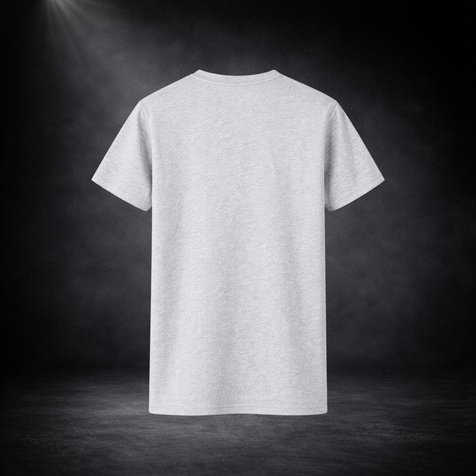 Graue T-Shirt von hinten ohne Aufdruck, freigestellt vor dunklem Studio-Hintergrund