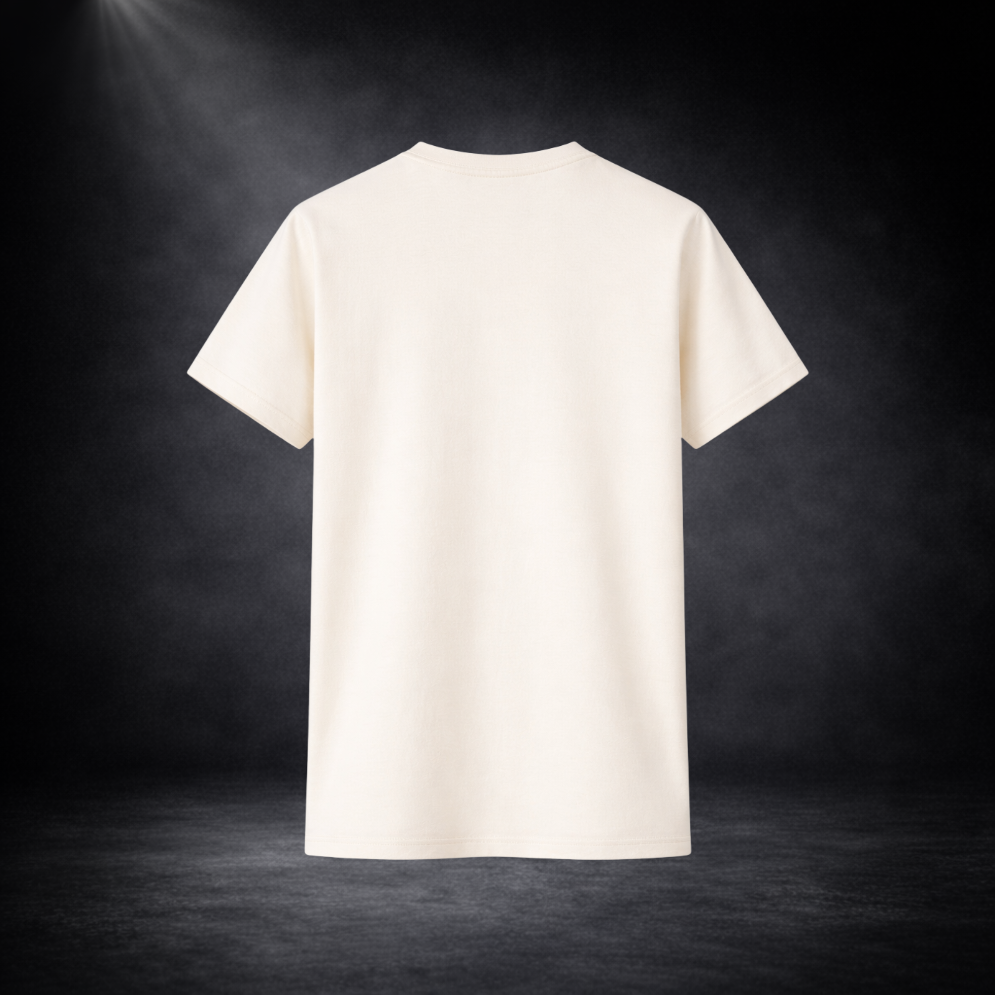 Beiges T-Shirt von hinten ohne Aufdruck, freigestellt vor dunklem Studio-Hintergrund