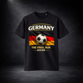 Schwarzes T-Shirt Vorderseite mit „Germany – The Final Run 2026“-Print, Fußball vor deutscher Flagge, dunkler Studio-Hintergrund