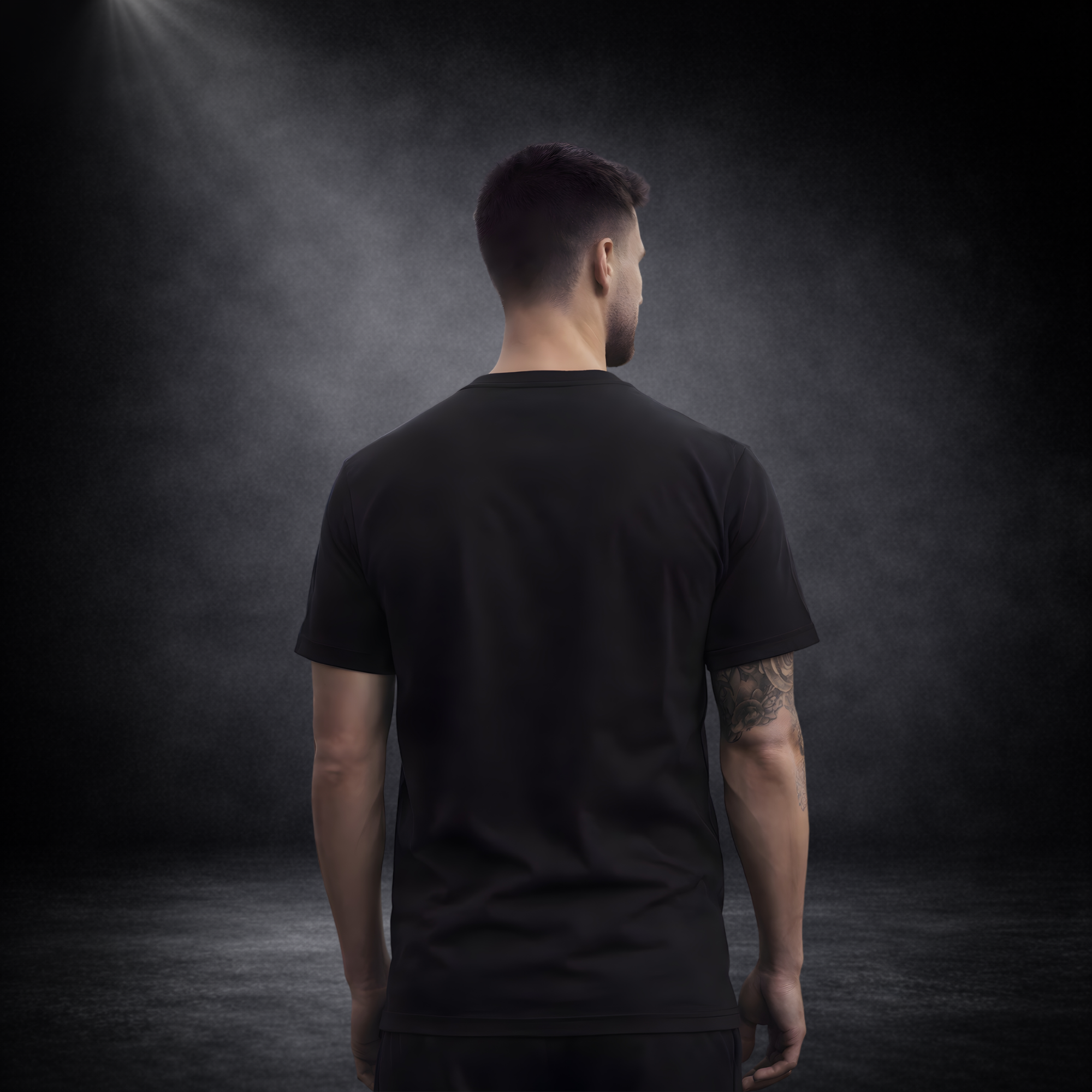 Rückansicht eines Mannes in schlichtem schwarzen T-Shirt ohne Print, dunkler Studio-Hintergrund