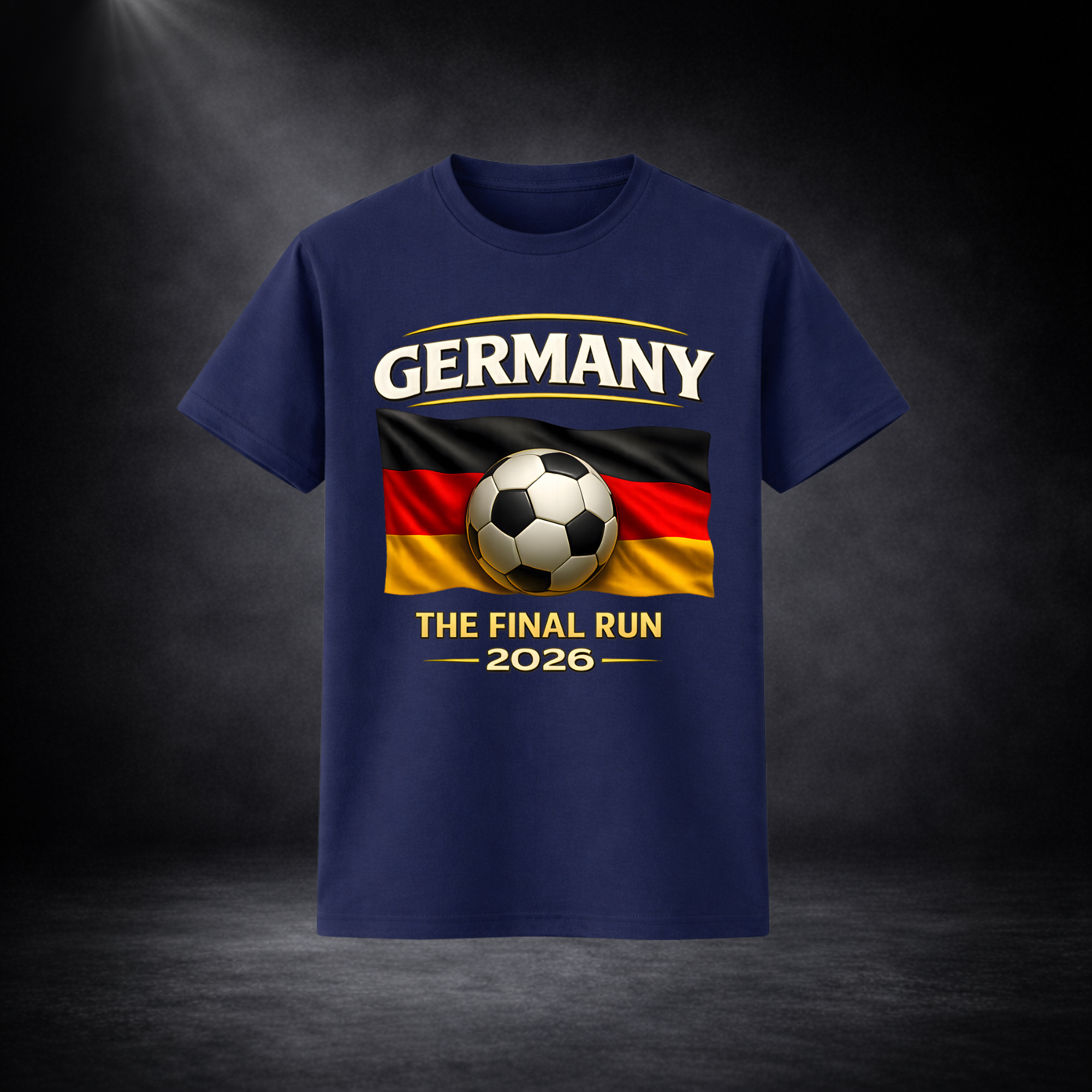 Blaues T-Shirt mit Deutschland-Design: „GERMANY“, deutsche Flagge mit Fußball sowie „THE FINAL RUN 2026“, vor dunklem Studio-Hintergrund