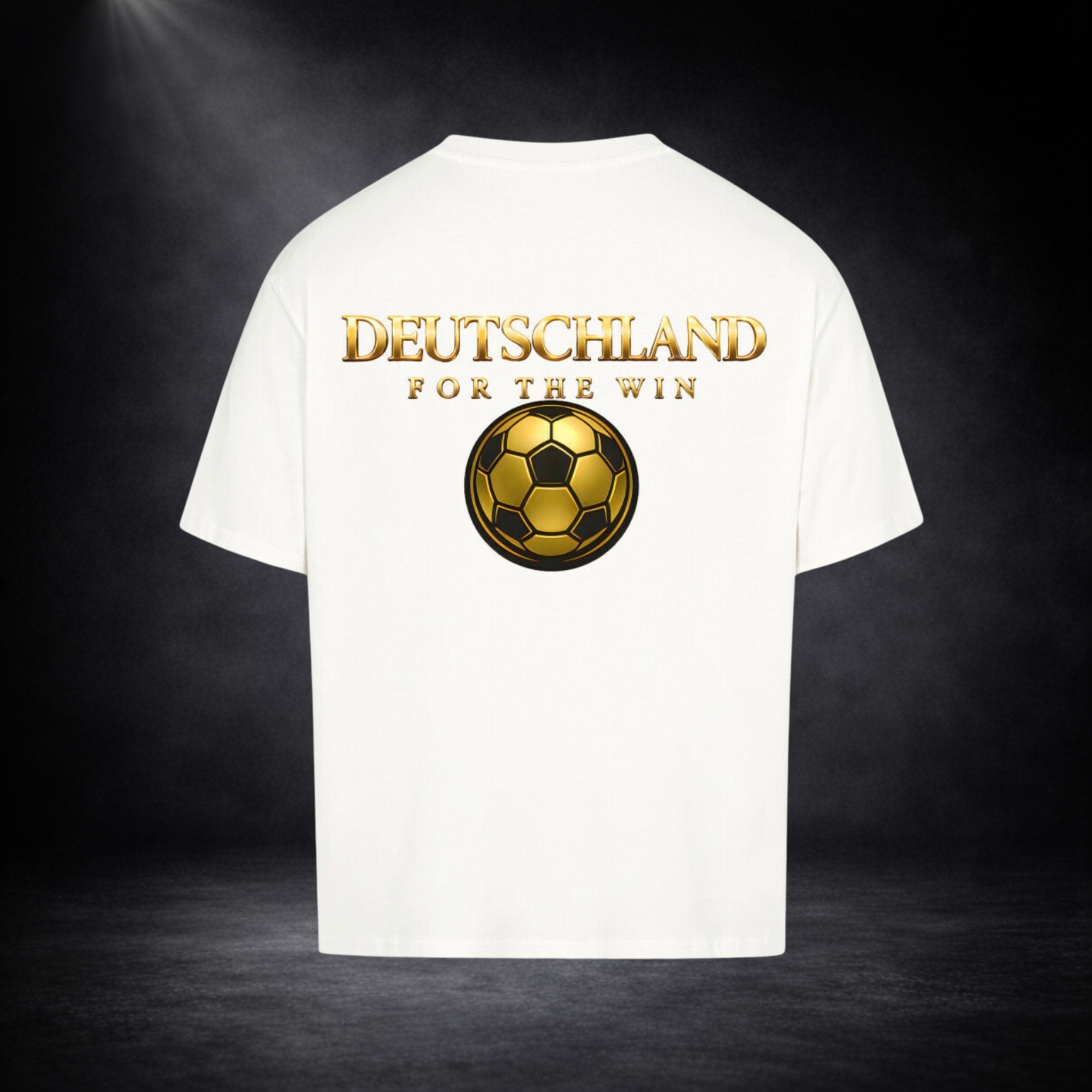Weißes Oversized T-Shirt mit großem goldenen Rückenprint „DEUTSCHLAND FOR THE WIN“ und stilisiertem Fußball, präsentiert vor dunklem Studio-Hintergrund im hochwertigen Premium-Look