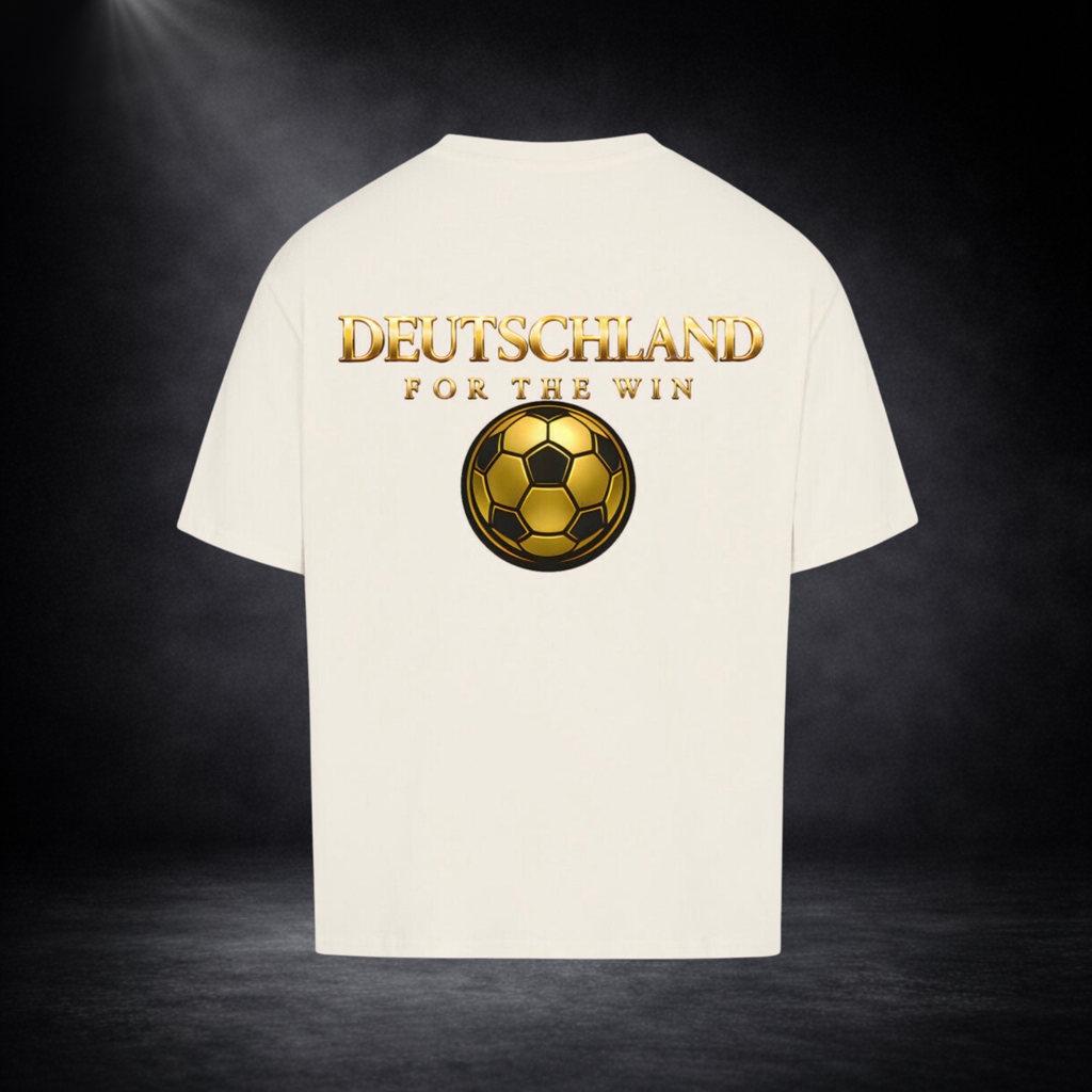 Beigefarbenes Oversized T-Shirt mit großem goldenen Rückenprint „DEUTSCHLAND FOR THE WIN“ und stilisiertem goldenen Fußball, vor dunklem Studio-Hintergrund im edlen Premium-Look