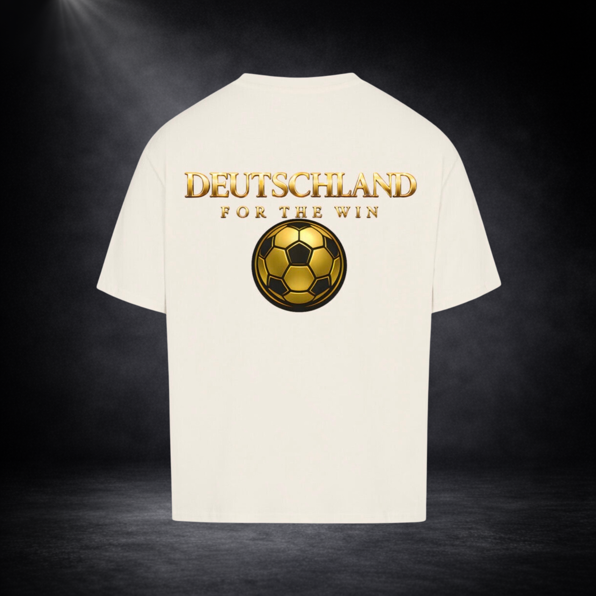 Beigefarbenes Oversized T-Shirt mit großem goldenen Rückenprint „DEUTSCHLAND FOR THE WIN“ und stilisiertem goldenen Fußball, vor dunklem Studio-Hintergrund im edlen Premium-Look