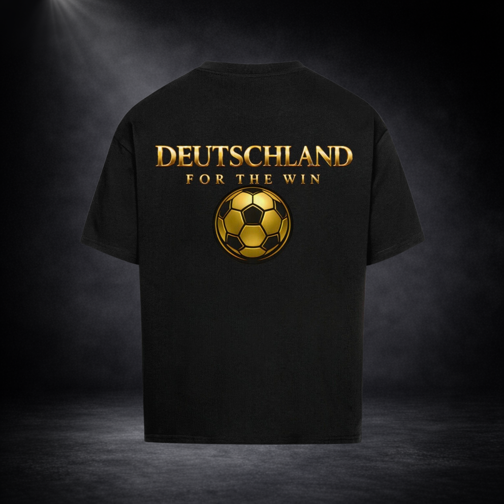 Schwarzes T-Shirt mit großem goldenen Rückenprint „DEUTSCHLAND FOR THE WIN“ und stilisiertem Fußball, präsentiert vor dunklem Studio-Hintergrund in hochwertigem, luxuriösem Look