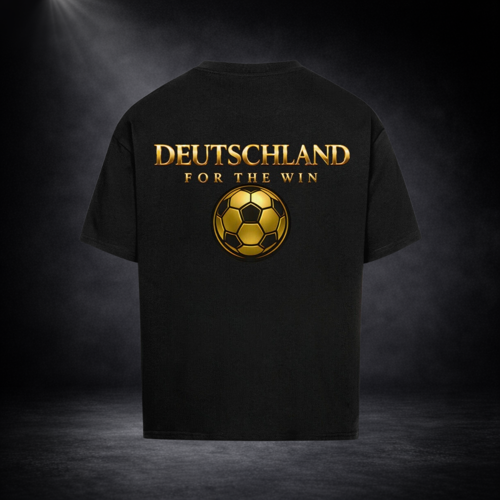 Schwarzes T-Shirt mit großem goldenen Rückenprint „DEUTSCHLAND FOR THE WIN“ und stilisiertem Fußball, präsentiert vor dunklem Studio-Hintergrund in hochwertigem, luxuriösem Look