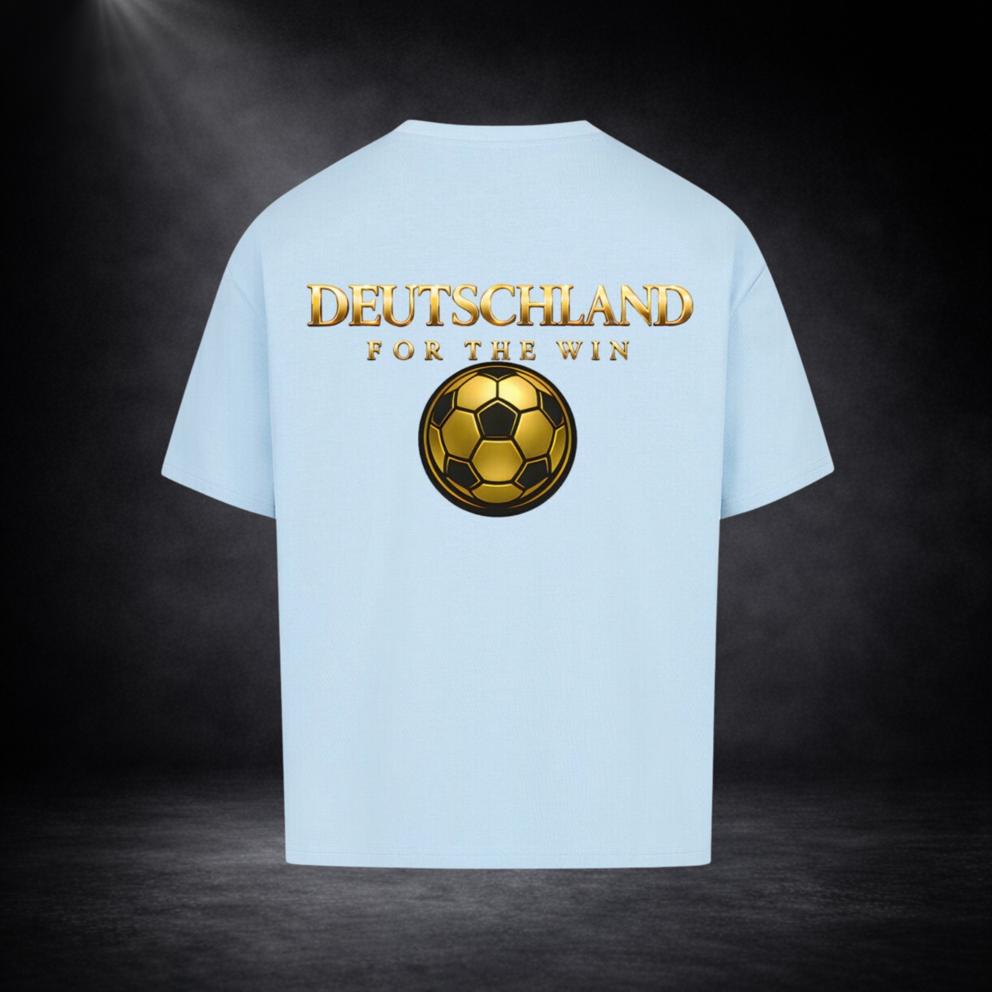 Hellblaues Oversized T-Shirt mit großem goldenen Rückenprint „DEUTSCHLAND FOR THE WIN“ und stilisiertem Fußball, dargestellt vor dunklem Studio-Hintergrund im hochwertigen Premium-Stil