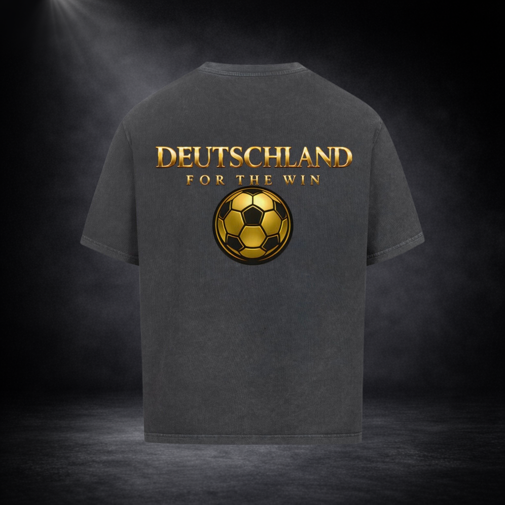 Dunkelgraues Oversized T-Shirt mit großem goldenen Rückenprint „DEUTSCHLAND FOR THE WIN“ und stilisiertem goldenen Fußball, inszeniert vor dunklem Studio-Hintergrund im Premium-Look