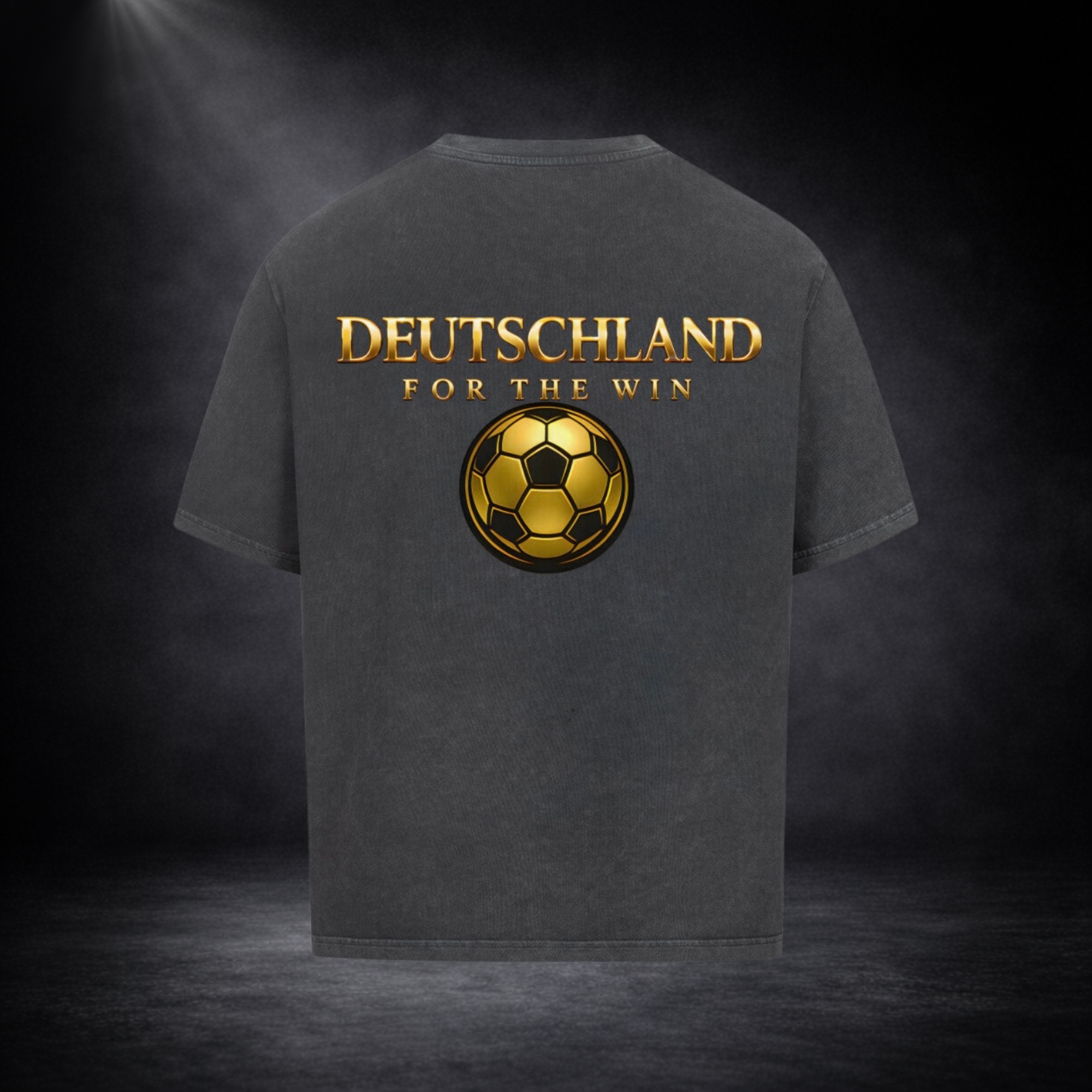 Dunkelgraues Oversized T-Shirt mit großem goldenen Rückenprint „DEUTSCHLAND FOR THE WIN“ und stilisiertem goldenen Fußball, inszeniert vor dunklem Studio-Hintergrund im Premium-Look