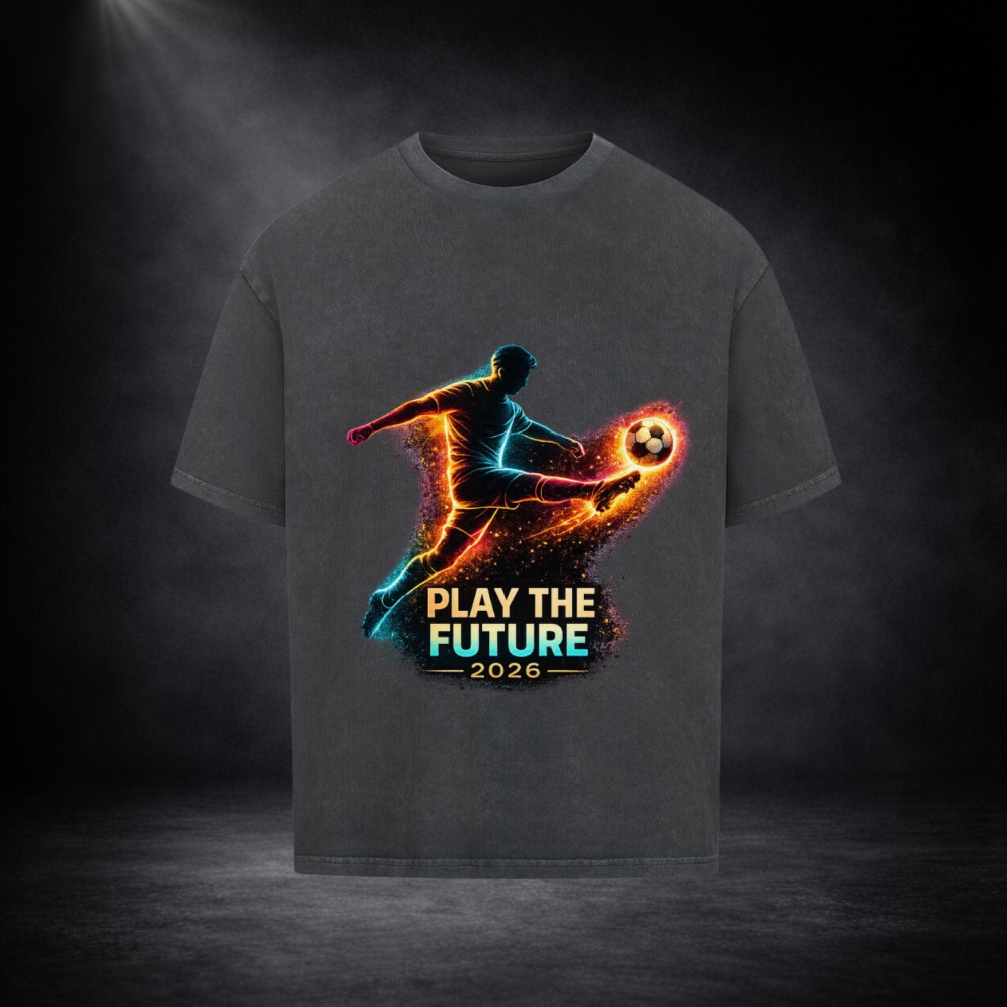 Dunkelgraues T-Shirt mit leuchtendem Fußballspieler-Print und Schriftzug „Play the Future 2026“, freigestellt vor dunklem Studio-Hintergrund