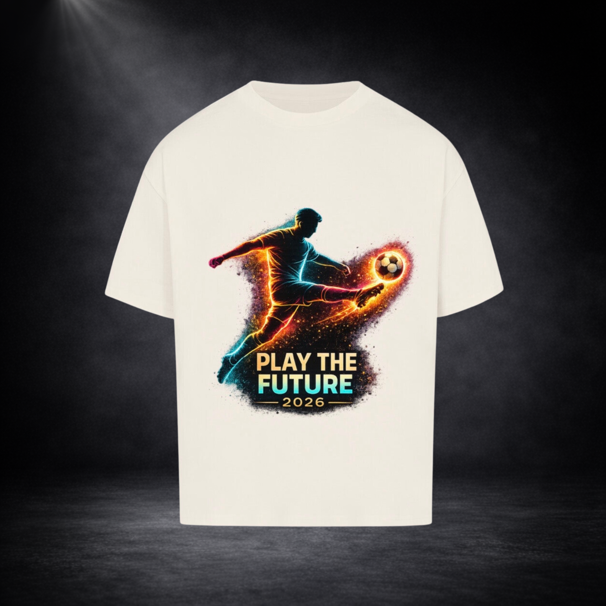 Beiges Oversized T-Shirt mit leuchtendem Fußballspieler-Print in Neonfarben und dem Schriftzug „Play the Future 2026“ vor dunklem Studio-Hintergrund