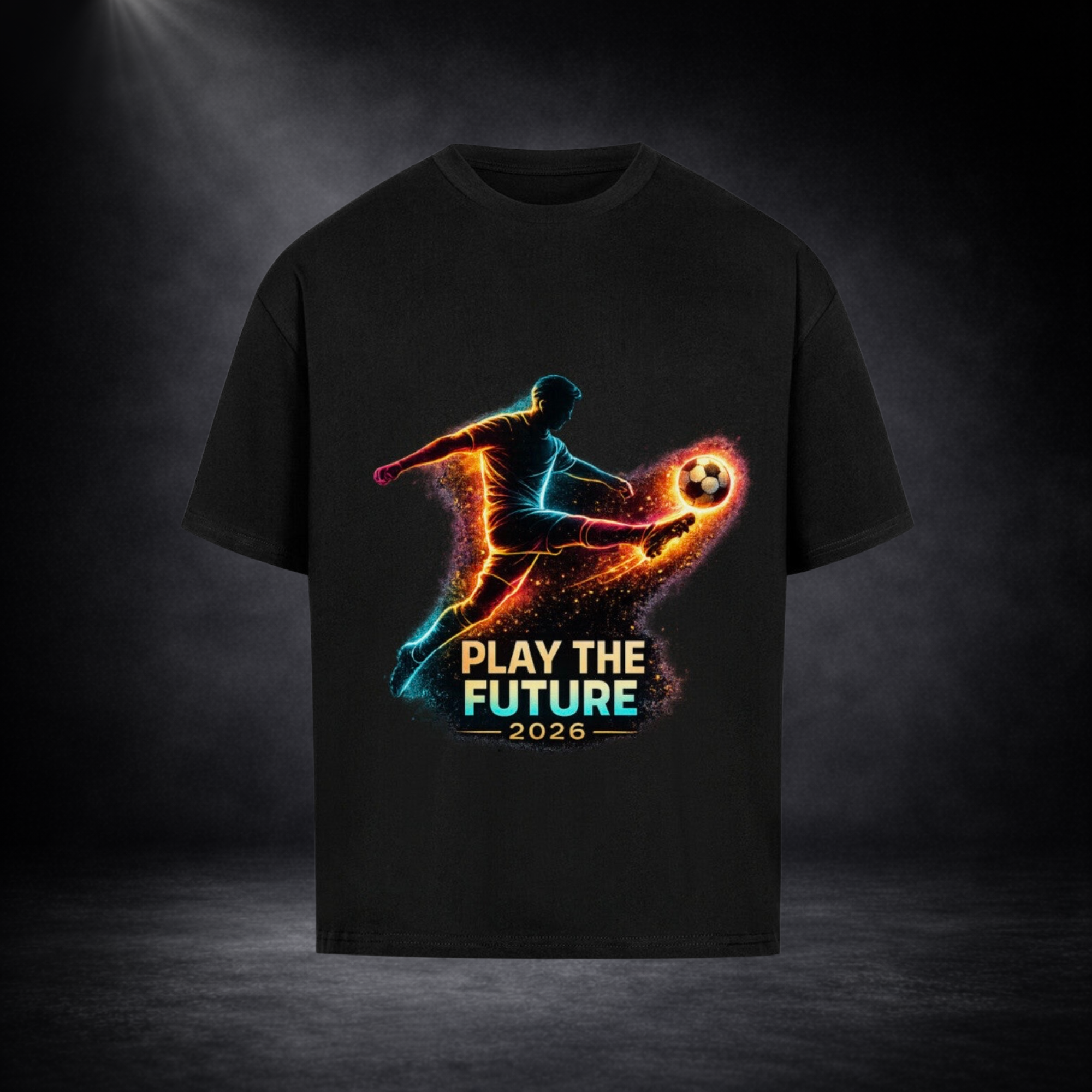 Schwarzes Oversized T-Shirt mit leuchtendem Fußballspieler-Print in Neonfarben und dem Schriftzug „Play the Future 2026“ vor dunklem Studio-Hintergrund