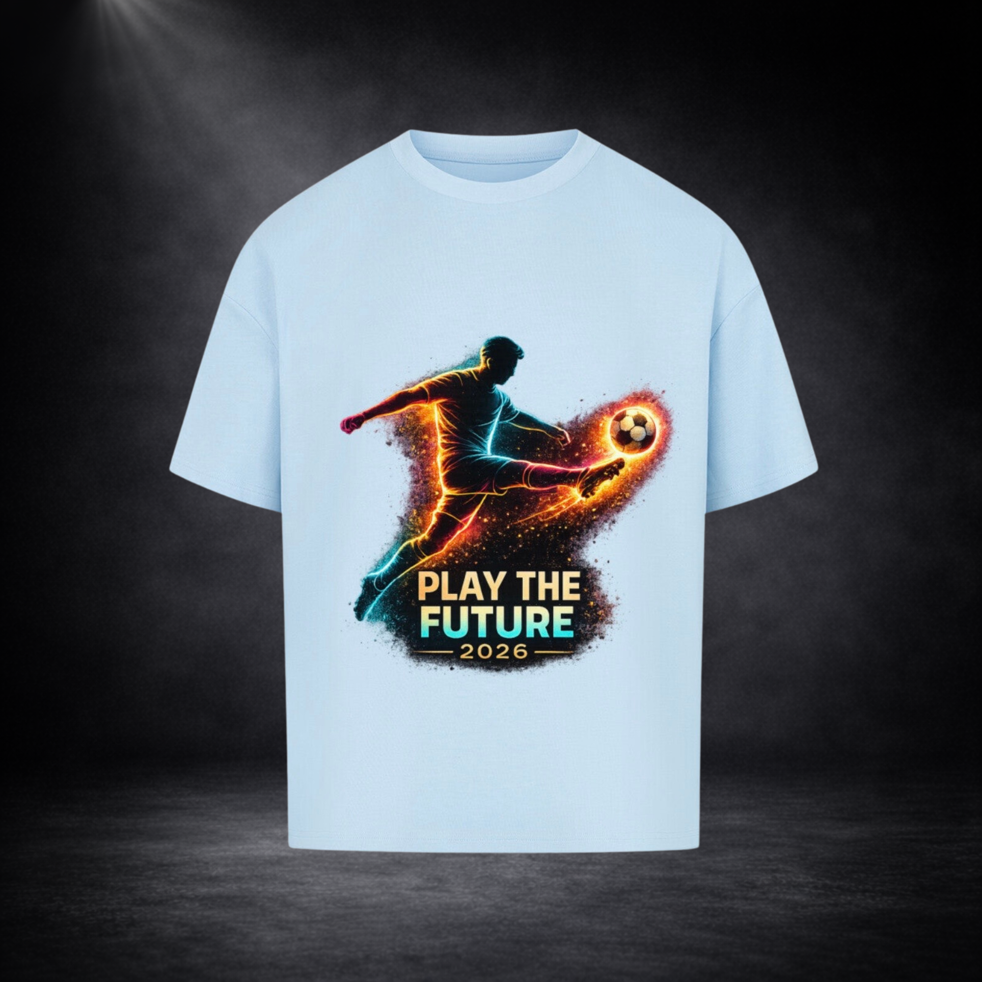 Hellblaues Oversized T-Shirt mit leuchtendem Fußballspieler-Print in Neonfarben und dem Schriftzug „Play the Future 2026“ vor dunklem Studio-Hintergrund