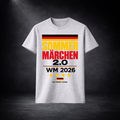 Graues Deutschland WM 2026 T-Shirt mit „Sommermärchen 2.0“ Print, große Frontgrafik in Schwarz-Rot-Gold, freigestelltes Produktbild vor dunklem Studiohintergrund