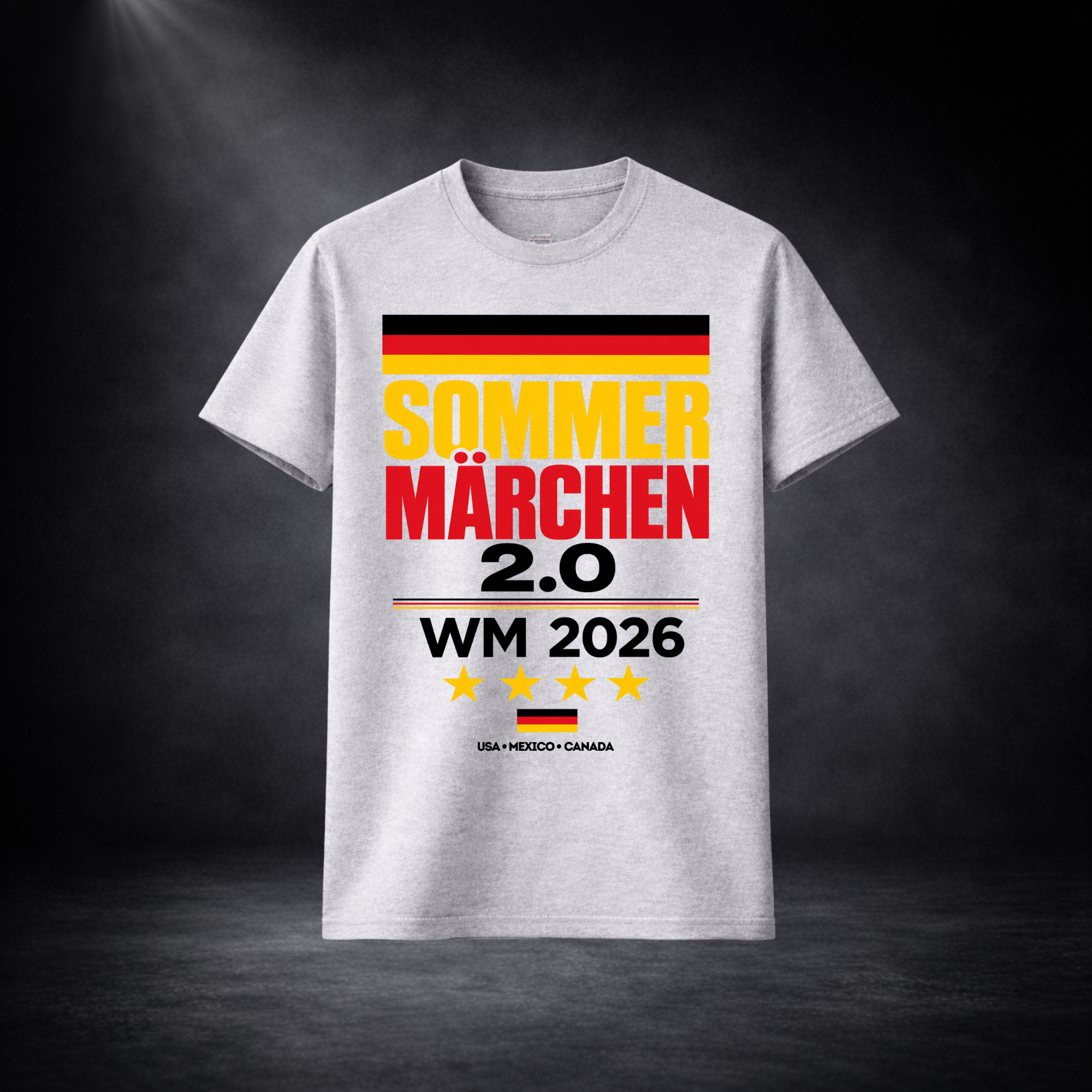 Graues Deutschland WM 2026 T-Shirt mit „Sommermärchen 2.0“ Print, große Frontgrafik in Schwarz-Rot-Gold, freigestelltes Produktbild vor dunklem Studiohintergrund