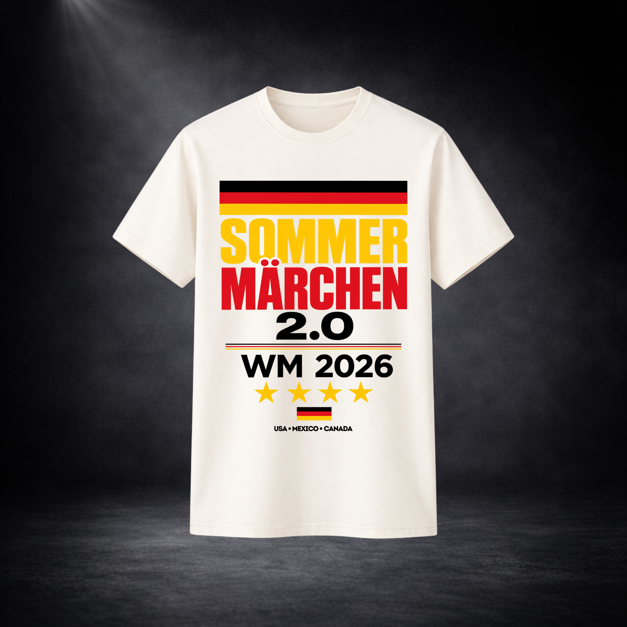 Beiges Deutschland WM 2026 T-Shirt mit „Sommermärchen 2.0“ Print in Schwarz-Rot-Gold, freigestelltes Produktbild auf dunklem Hintergrund, hochwertiges Fußball Fan Shirt