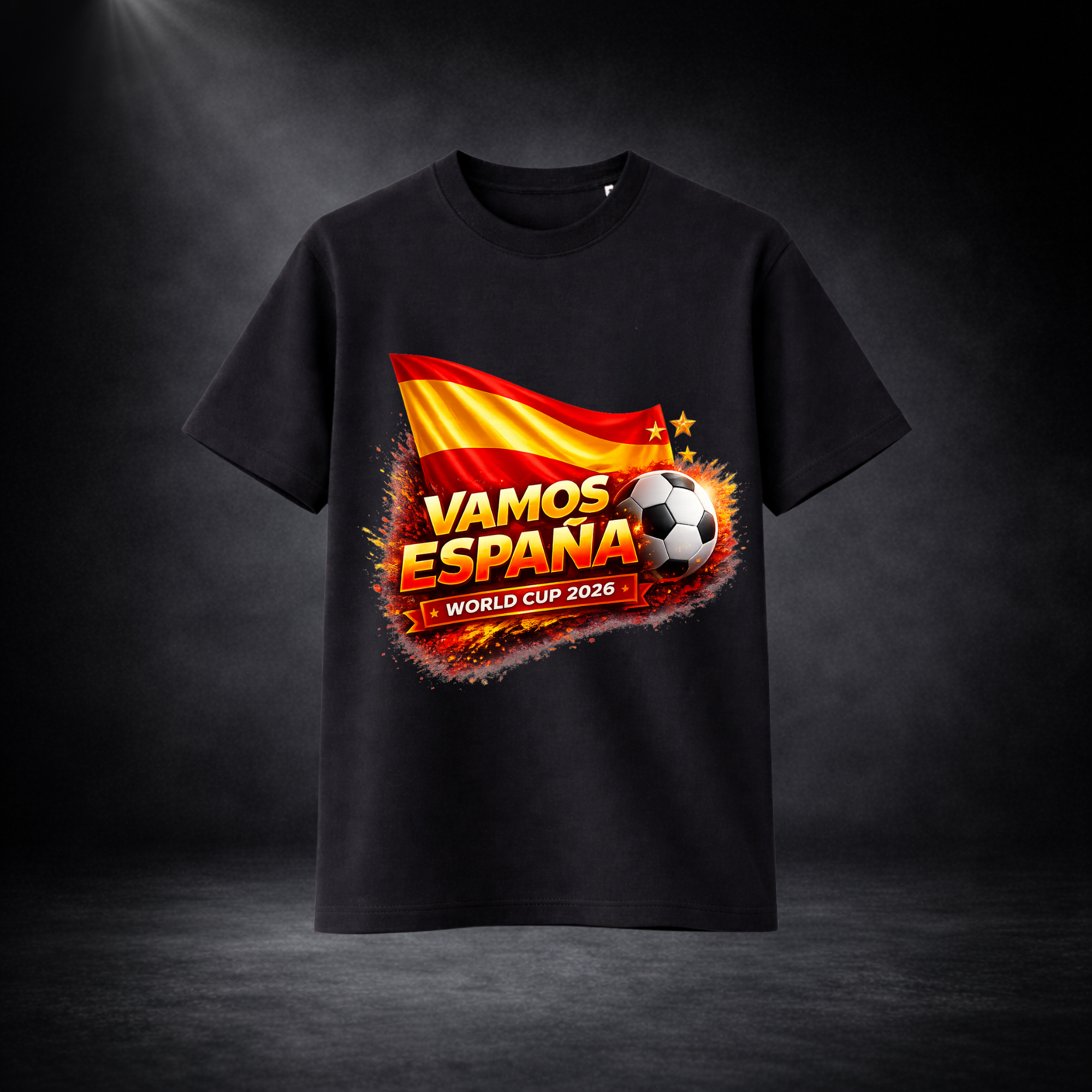 Schwarzes T-Shirt mit Spanien-Fußballmotiv „VAMOS ESPAÑA – WORLD CUP 2026“, mit Flagge, Fußball und dynamischen Farbeffekten auf dunklem Hintergrund