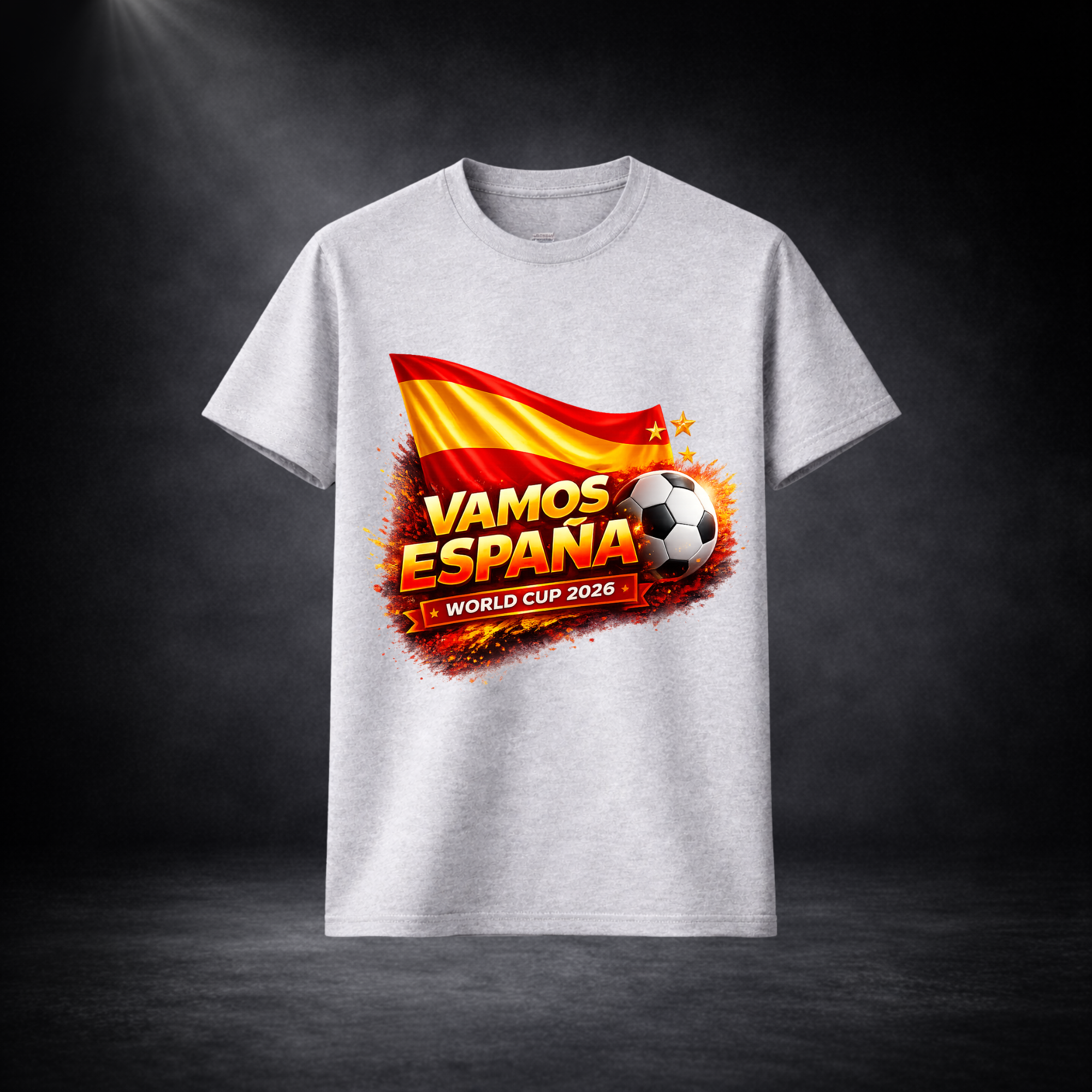 Graues T-Shirt mit Spanien-Fußballdesign „VAMOS ESPAÑA – WORLD CUP 2026“, mit Flagge, Fußball und dynamischen rot-gelben Effekten vor dunklem Studiohintergrund