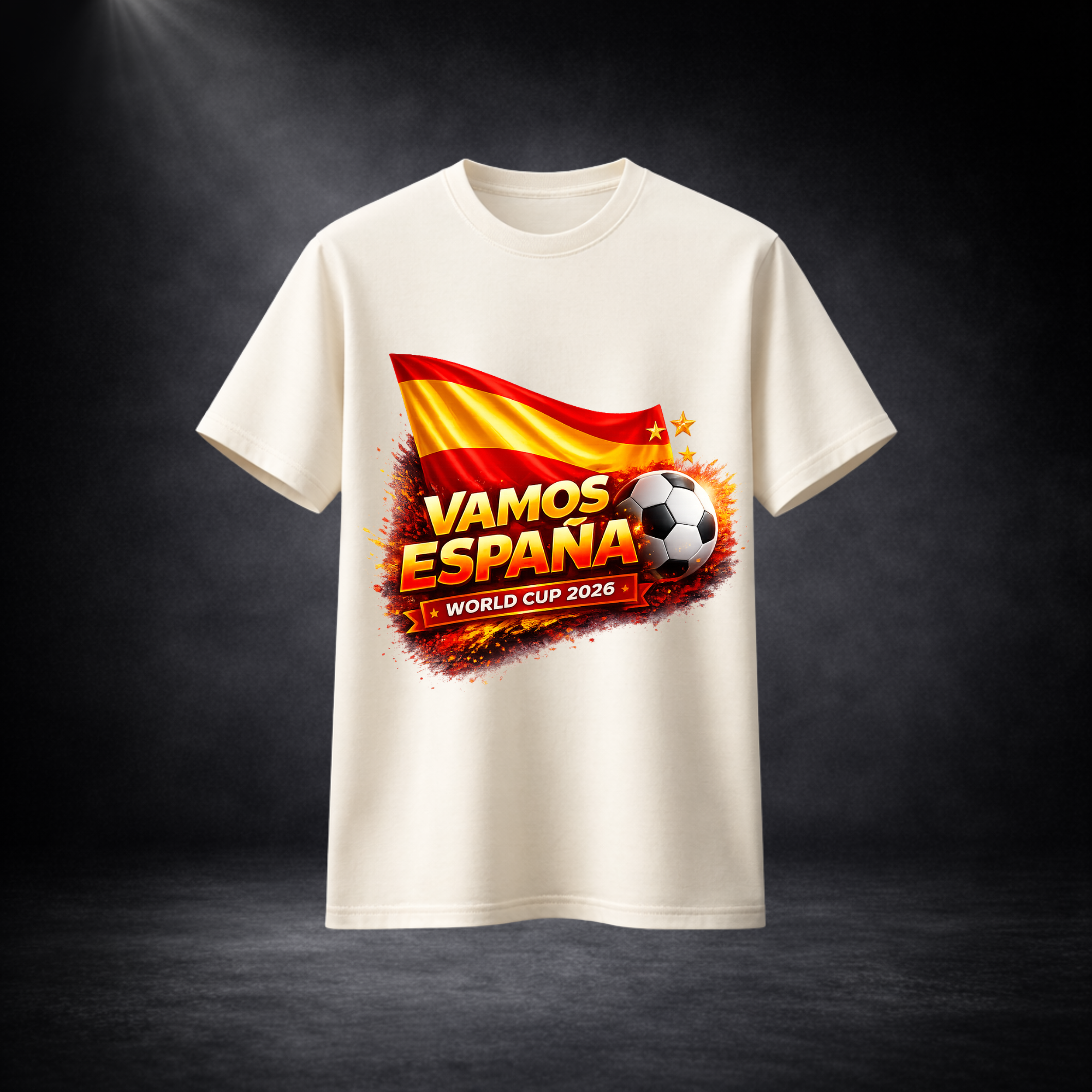 Beiges T-Shirt mit Spanien-Fußballdesign „VAMOS ESPAÑA – WORLD CUP 2026“, mit Flagge, Fußball und dynamischen roten und gelben Farbeffekten vor dunklem Studiohintergrund