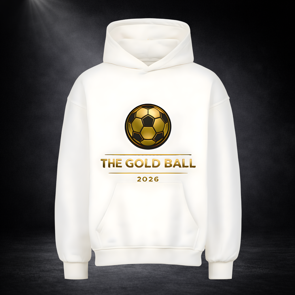 Weißer Hoodie mit goldfarbenem Fußball-Logo und Schriftzug „THE GOLD BALL 2026“, mittig platziert, vor dunklem Studio-Hintergrund mit Spotlight