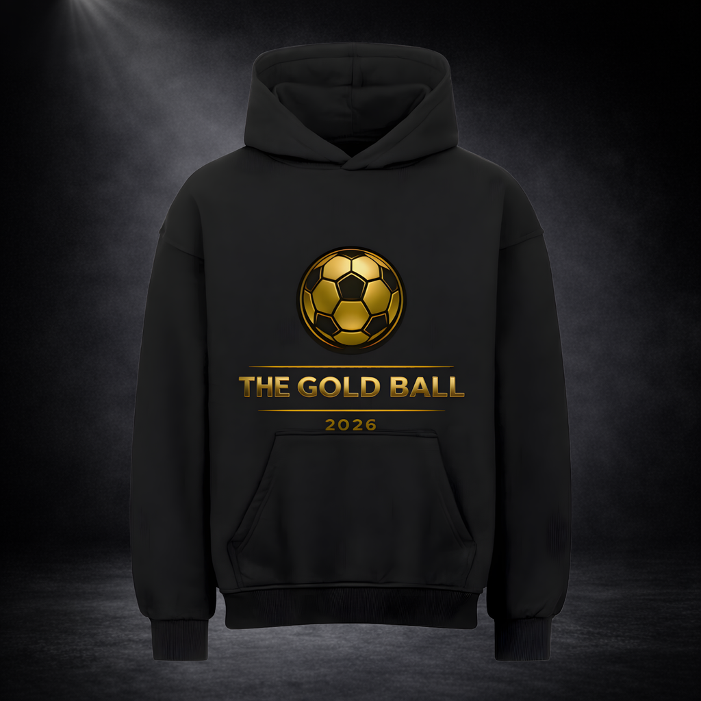 Schwarzer Hoodie mit goldfarbenem Fußball-Logo und Schriftzug „THE GOLD BALL 2026“, mittig platziert, vor dunklem Studio-Hintergrund mit Spotlight