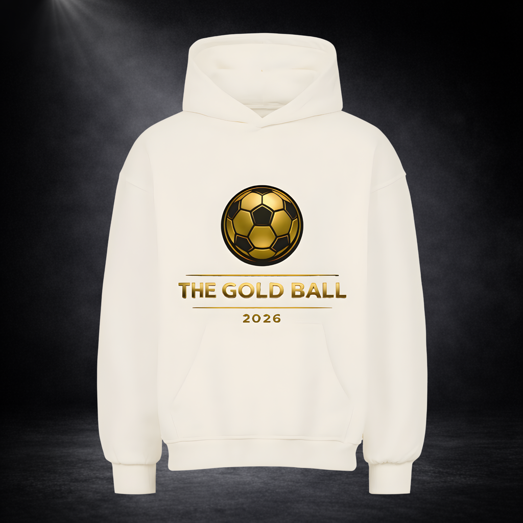 Beiger Hoodie mit goldfarbenem Fußball-Logo und Schriftzug „THE GOLD BALL 2026“, mittig platziert, vor dunklem Studio-Hintergrund mit Spotlight