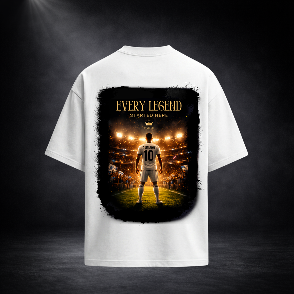 Rückansicht eines weißen Oversized T-Shirts von CERTANU mit großflächigem Rückenprint vor dunklem Premium-Studiohintergrund. Das Motiv zeigt einen Fußballspieler mit der Nummer 10, der unter hellem Flutlicht in einem ausverkauften Stadion steht. Über dem Spieler befindet sich der inspirierende Schriftzug „EVERY LEGEND STARTED HERE“, der den Traum vom Aufstieg zur Fußballlegende symbolisiert. Goldene Lichtakzente, jubelnde Fans und eine emotionale Stadionatmosphäre verleihen dem Design eine kraftvolle und mo