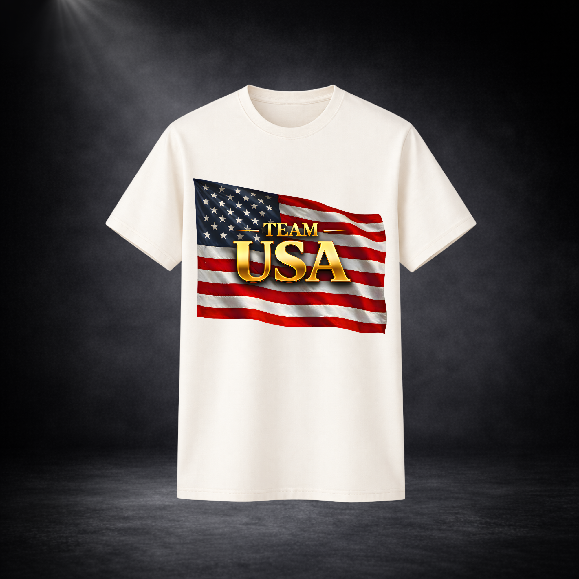 Weißes T-Shirt mit „TEAM USA“-Aufdruck in Gold vor amerikanischer Flagge, freigestellt vor dunklem Studio-Hintergrund