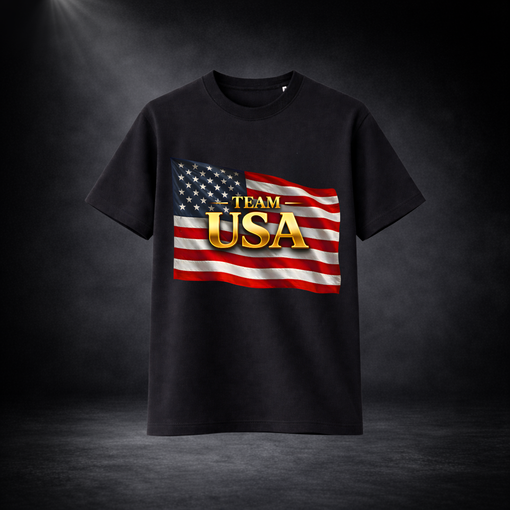 Schwarzes T-Shirt mit großem „TEAM USA“-Print in Gold vor amerikanischer Flagge, präsentiert vor dunklem Studio-Hintergrund im hochwertigen Produktstil