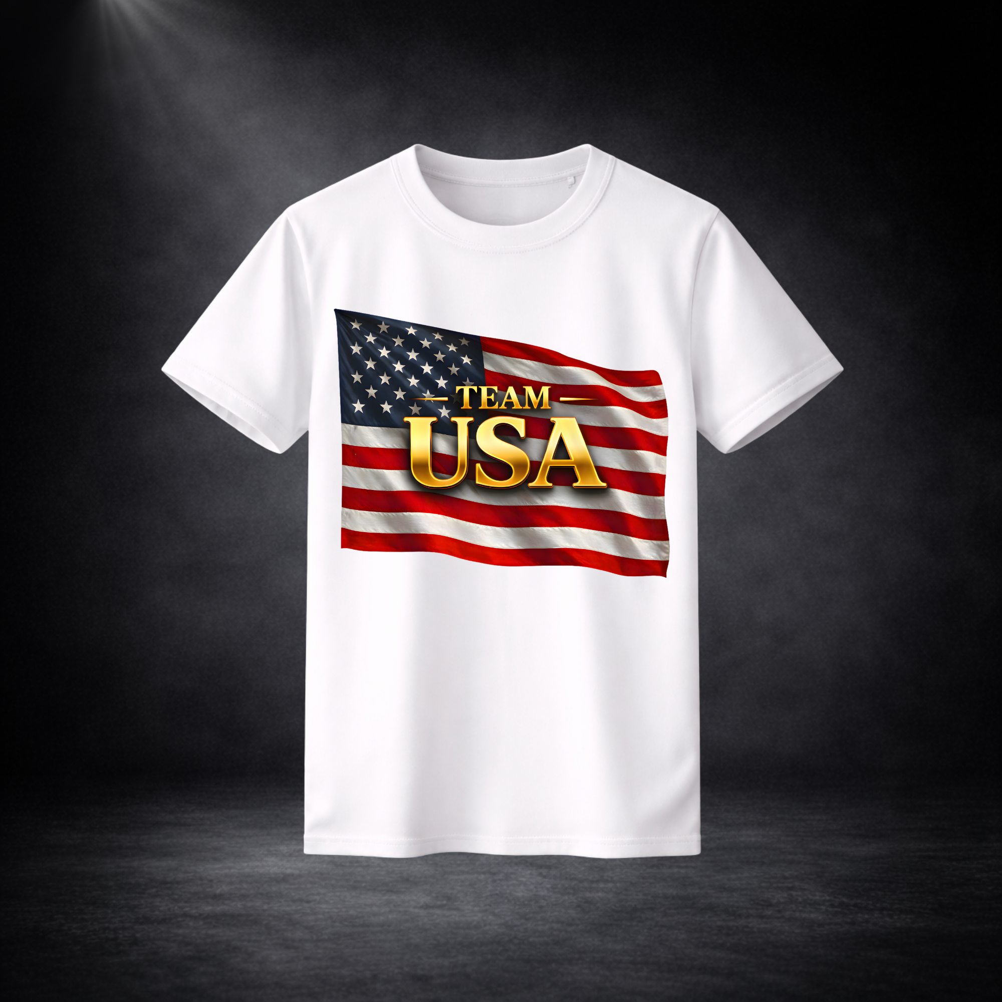 Beiges T-Shirt mit „TEAM USA“-Aufdruck in Gold vor amerikanischer Flagge, freigestellt vor dunklem Studio-Hintergrund