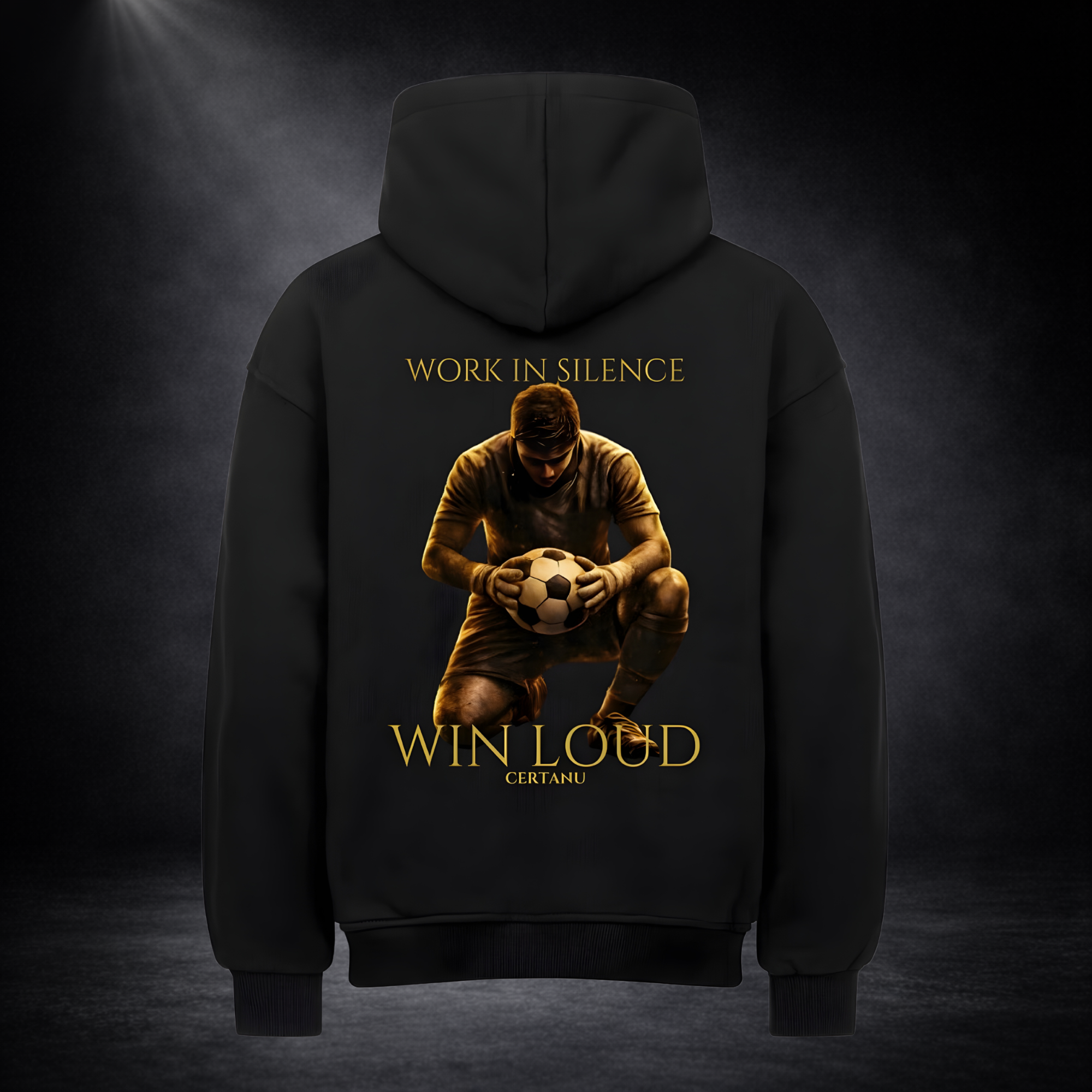 Schwarzer CERTANU Hoodie von hinten mit großem Rückenprint: kniender Fußballspieler mit Ball und goldener Schrift „Work in Silence – Win Loud“, vor dunklem Studio-Hintergrund