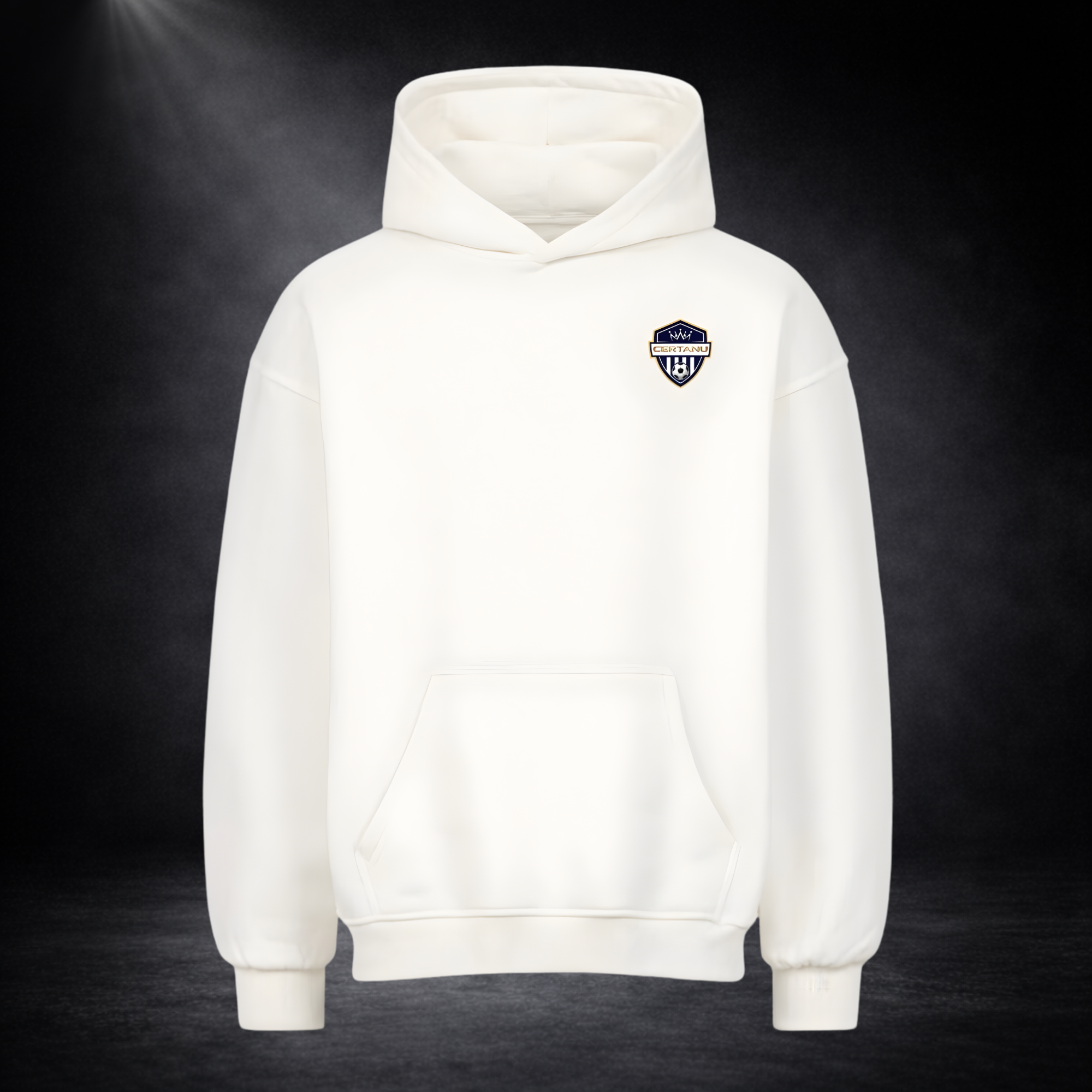 Weißer CERTANU Hoodie frontal dargestellt mit kleinem Brustlogo, Kapuze und Kängurutasche, vor dunklem Studio-Hintergrund