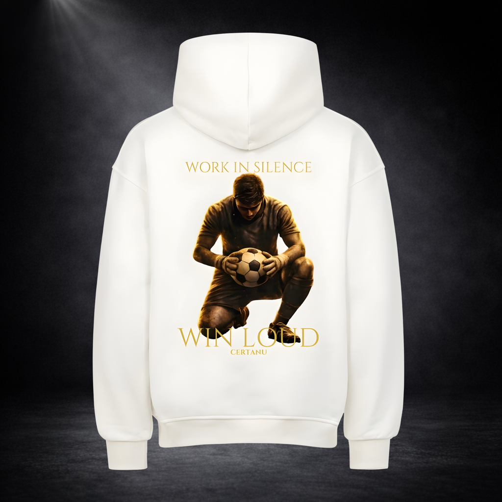 Weißer CERTANU Hoodie von hinten mit großem Rückenprint: kniender Fußballspieler mit Ball und goldener Schrift „Work in Silence – Win Loud“, vor dunklem Studio-Hintergrund
