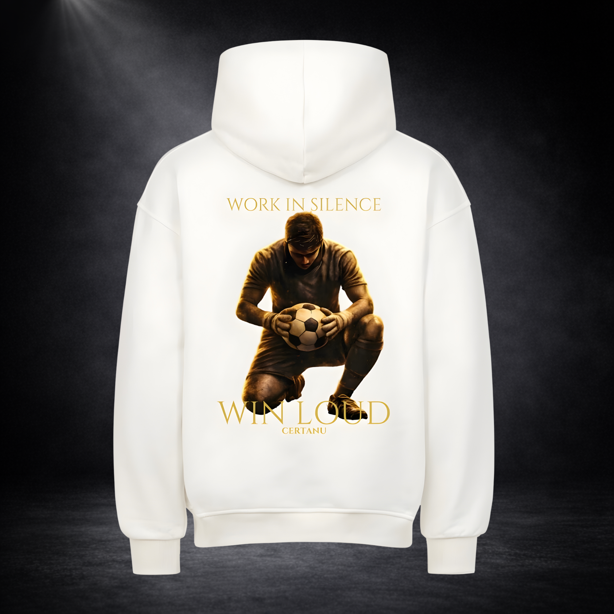 Weißer CERTANU Hoodie von hinten mit großem Rückenprint: kniender Fußballspieler mit Ball und goldener Schrift „Work in Silence – Win Loud“, vor dunklem Studio-Hintergrund