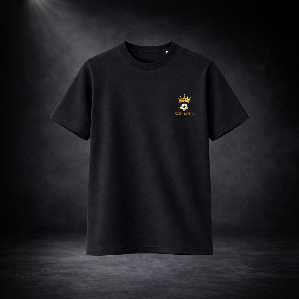 Schwarzes T-Shirt vor dunklem Studio-Hintergrund mit kleinem goldenen Kronen- und Fußball-Logo sowie Schriftzug „WIN LOUD“ auf der Brust