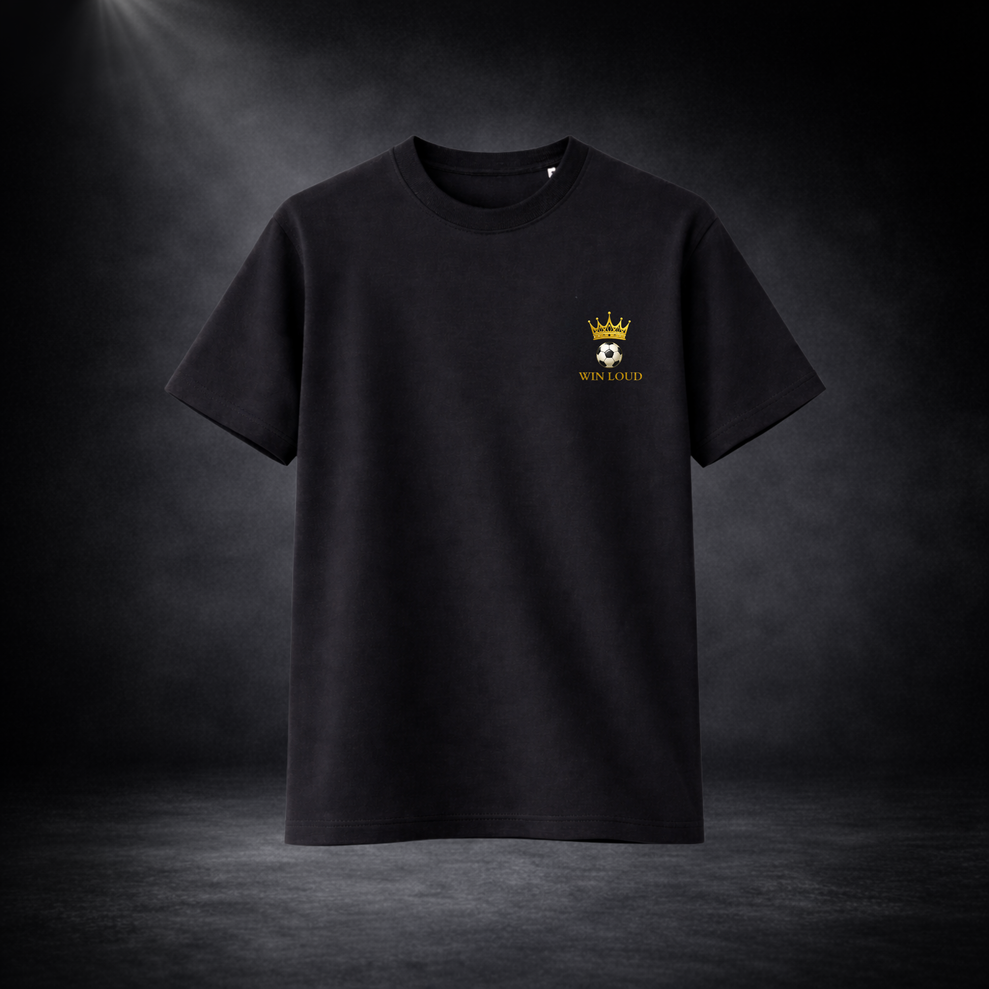 Schwarzes T-Shirt vor dunklem Studio-Hintergrund mit kleinem goldenen Kronen- und Fußball-Logo sowie Schriftzug „WIN LOUD“ auf der Brust