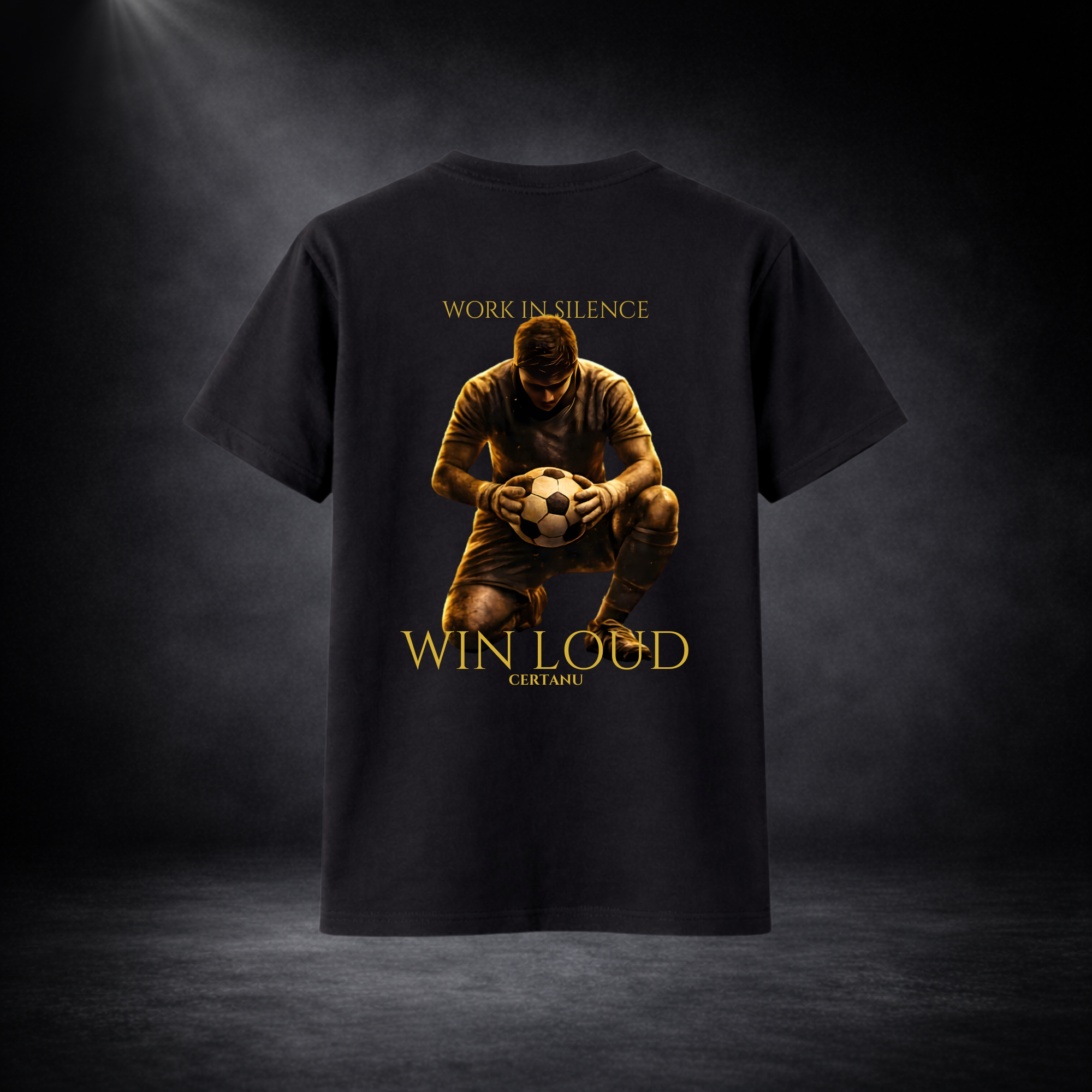 Schwarzes T-Shirt mit großem Rückenprint eines knienden Fußballspielers mit Ball und goldener Schrift „WORK IN SILENCE – WIN LOUD CERTANU“ vor dunklem Studio-Hintergrund
