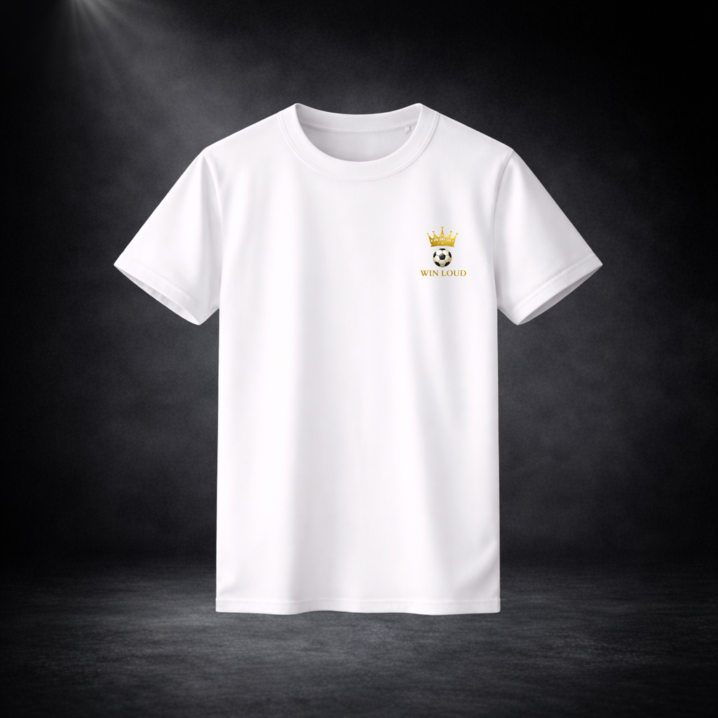 Weißes T-Shirt vor dunklem Studio-Hintergrund mit kleinem goldenen Kronen-Fußball-Logo und Schriftzug „WIN LOUD“ auf der Brust