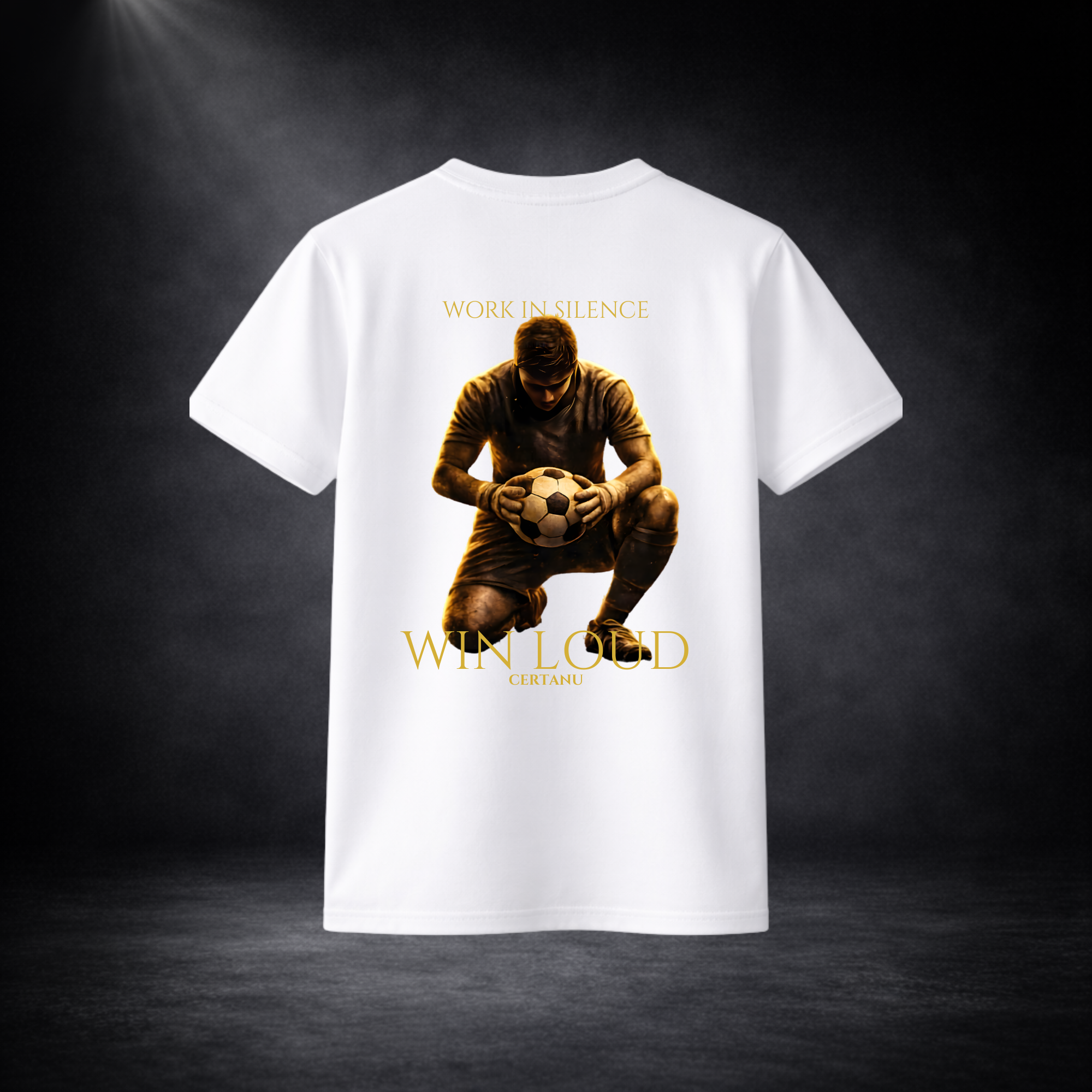 Weißes T-Shirt mit großem Rückenprint eines knienden Fußballspielers mit Ball und goldener Schrift „WORK IN SILENCE – WIN LOUD CERTANU“ vor dunklem Studio-Hintergrund