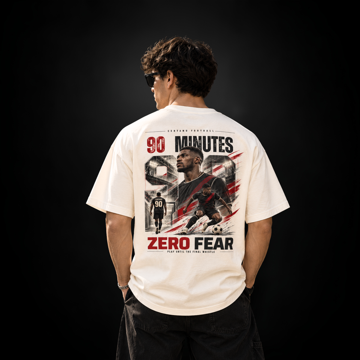 Model von hinten im cremefarbenen CERTANU Oversized Fußball T-Shirt mit 90 Minutes Zero Fear Rückenprint und Fußballmotiv – Premium Football Streetwear.
