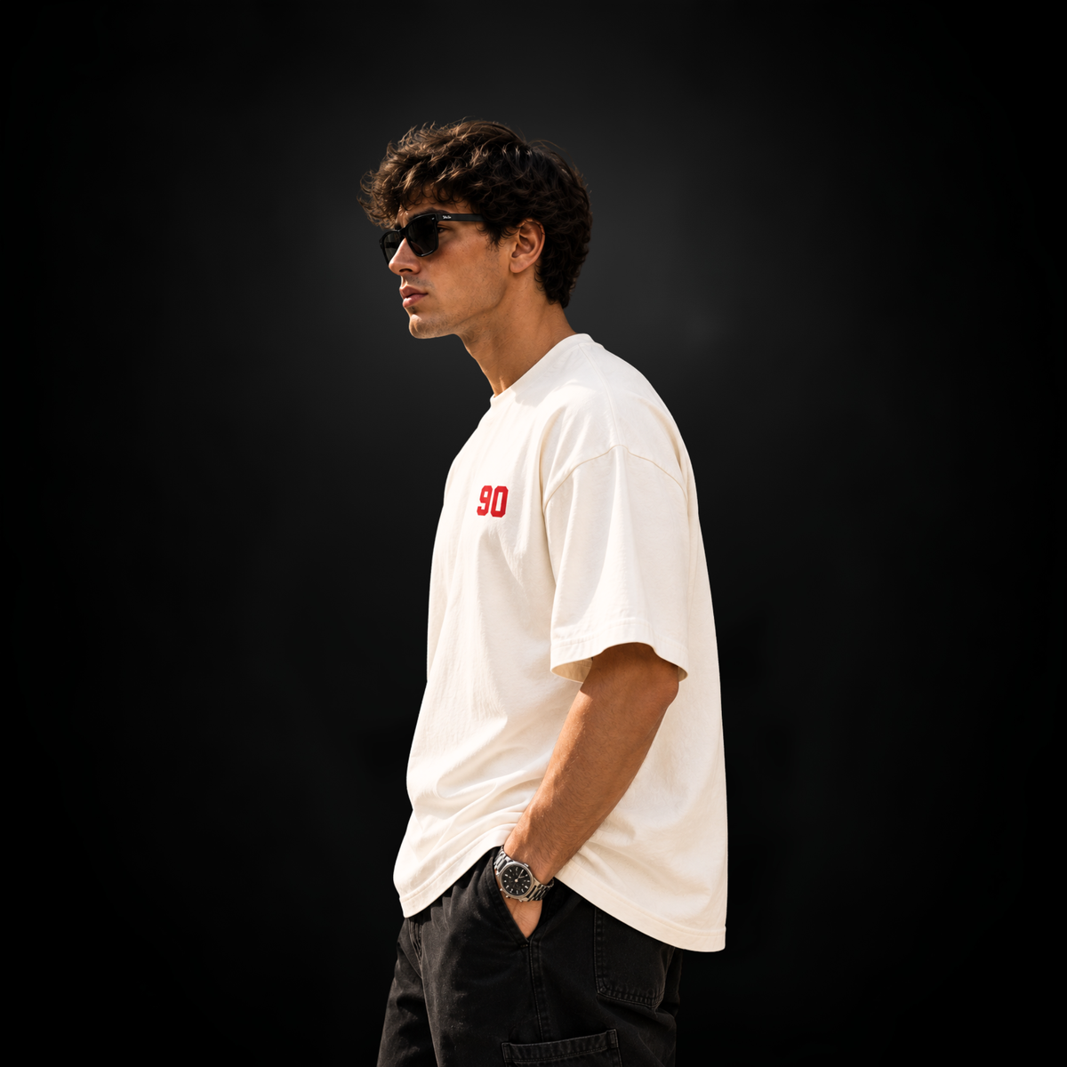 Model trägt CERTANU Oversized Fußball T-Shirt in Creme mit roter Nummer 90 auf der Brust – Premium Football Streetwear in Seitenansicht.