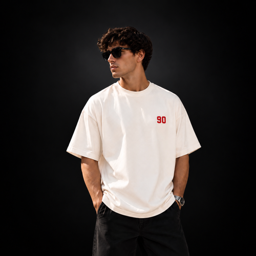 Model trägt ein cremefarbenes CERTANU Oversized Fußball T-Shirt mit roter Nummer 90 auf der Brust – Premium Football Streetwear für Fußballfans.